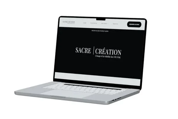 Un ordinateur portable affichant un site web avec l'intitulé 'SACRE | CRÉATION'.