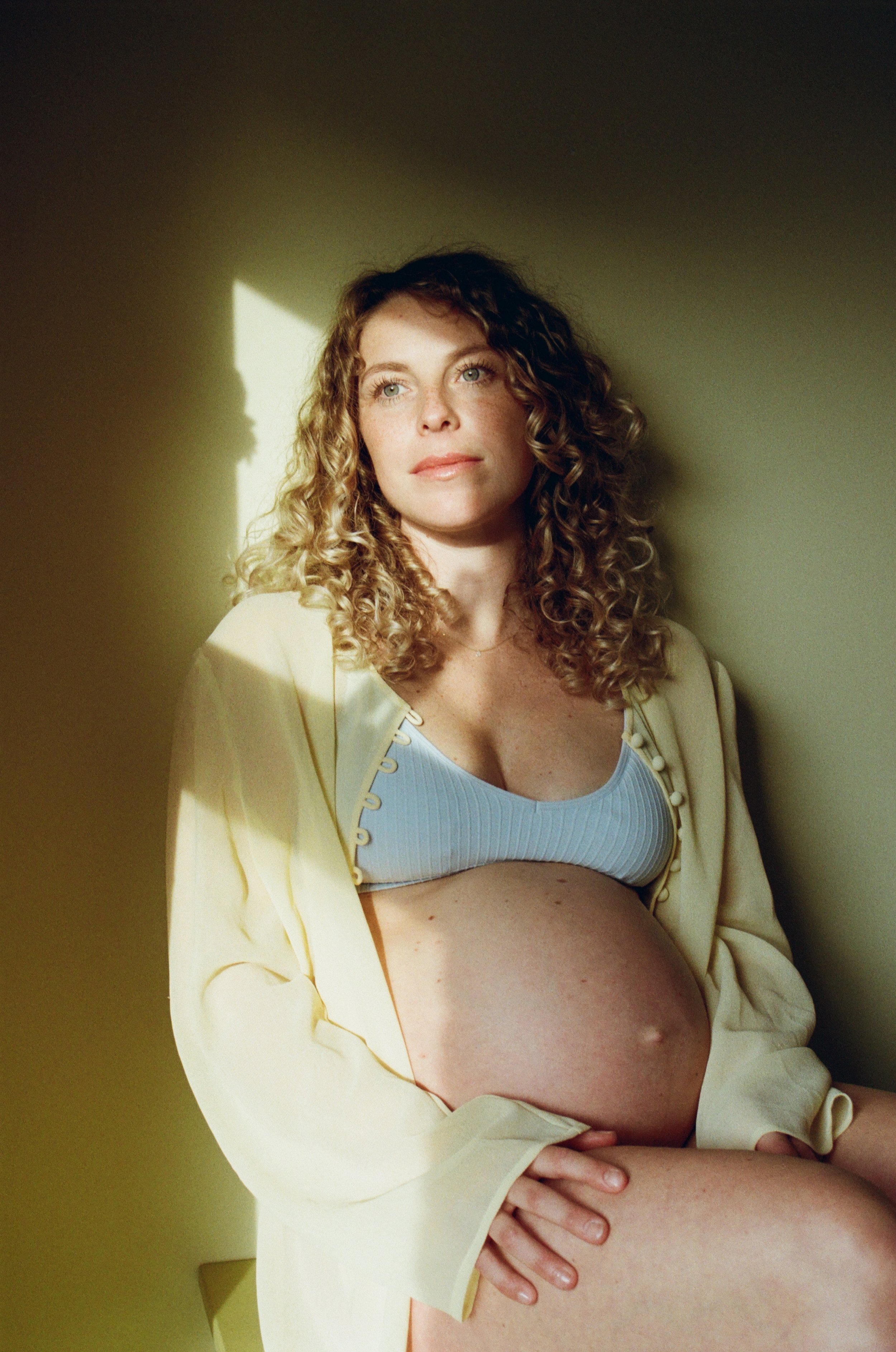 zwangerschapsshoot, zwangerschapsfotografie, analoge fotografie, analoog, fotograaf Utrecht, Mind Your Birth Doula, familie fotograaf, gezinsshoot, new Born shoot, kraamshoot, Mindy Wiekhart fotograaf, familie foto's, zwangerschapsfotograaf