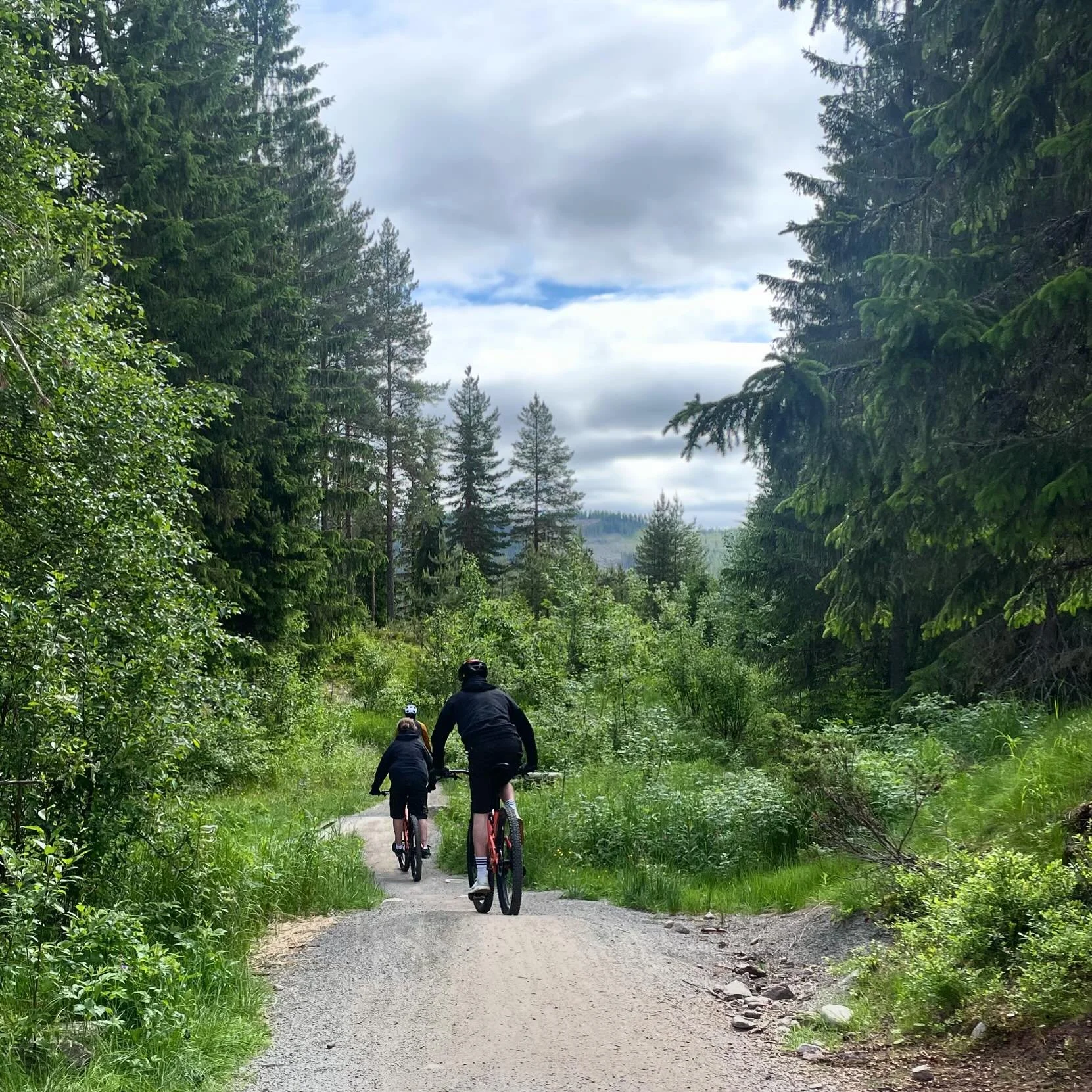 Vi vill passa p&aring; att &ouml;nska alla cyklister ett stort lycka till under Cykelvasan i helgen! 🏆

Beh&ouml;ver du komplettera n&aring;got inf&ouml;r loppet, s&aring; kika in till oss! 🚴🏼🔆🏔️

#kaisersskidbod 
#s&auml;lfj&auml;llstorget 
#li
