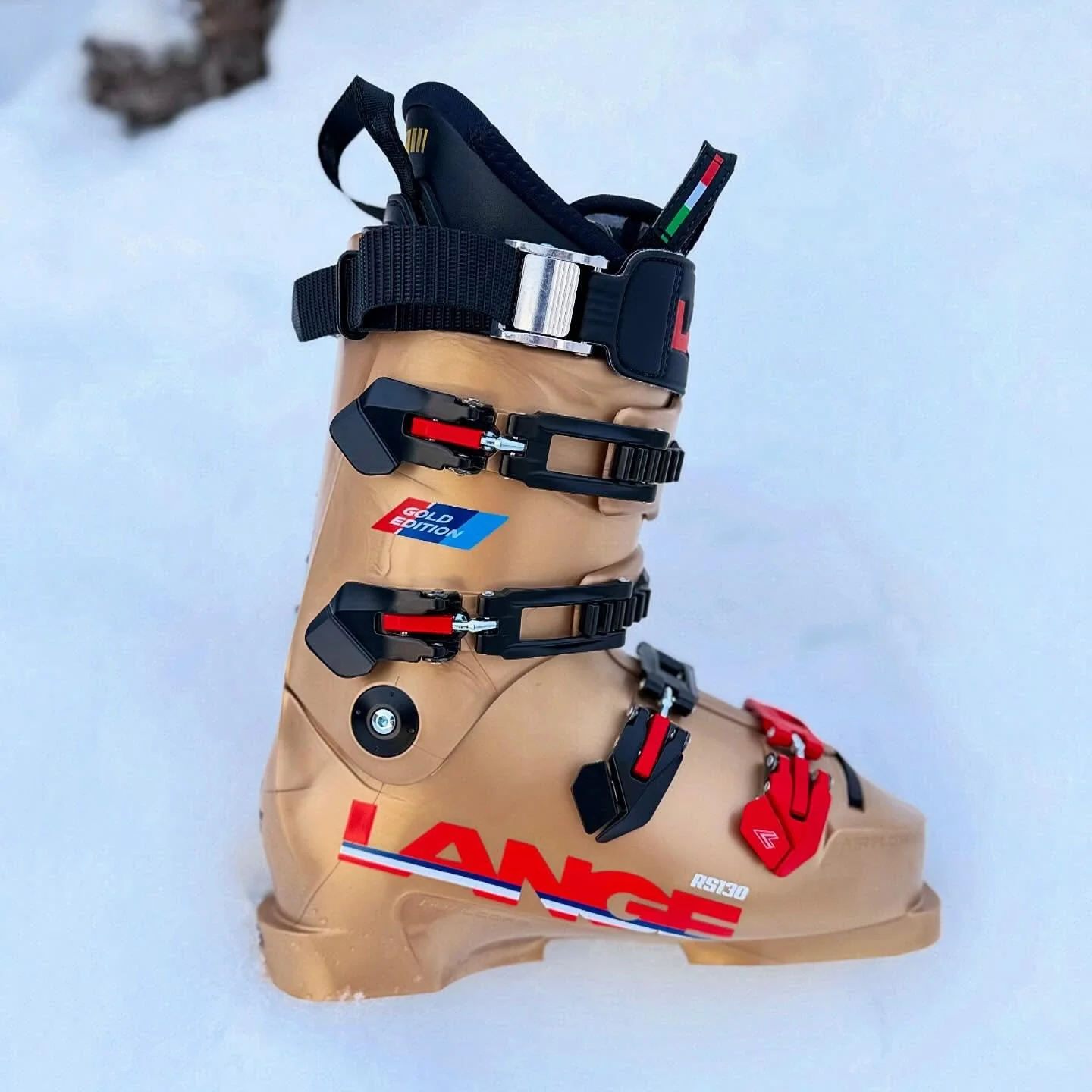 Lange RS 130 LV - Gold Edition. ⭐️

Lange&rsquo;s ikoniska performancepj&auml;xa 
RS 130 LV, har nu sl&auml;ppts i en limiterad &amp; numrerad upplaga, lagom inf&ouml;r vinter-OS i Cortina. ⛷️

Med endast 350 par producerade, s&aring; hittar du den h