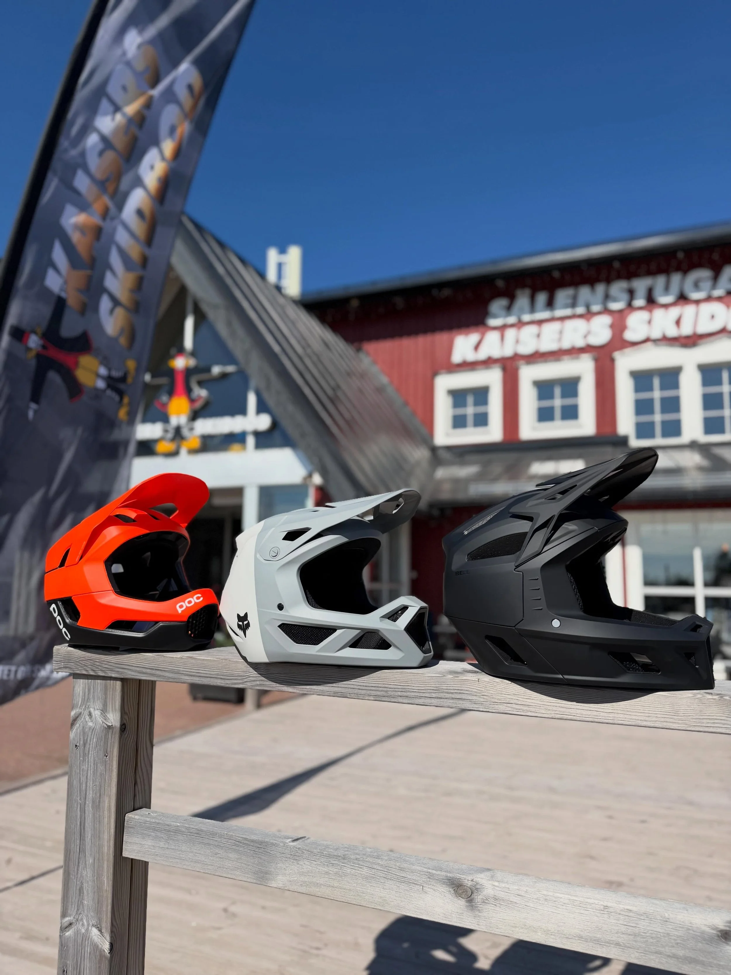 Ska du ge dig ut i downhill- eller traillederna i sommar? 🚵

Se till att skydda det viktigaste &ndash; med en hj&auml;lm som passar b&aring;de din k&ouml;rstil och dina &auml;ventyr.

Hos oss hittar du ett brett utbud av fullface-hj&auml;lmar f&ouml