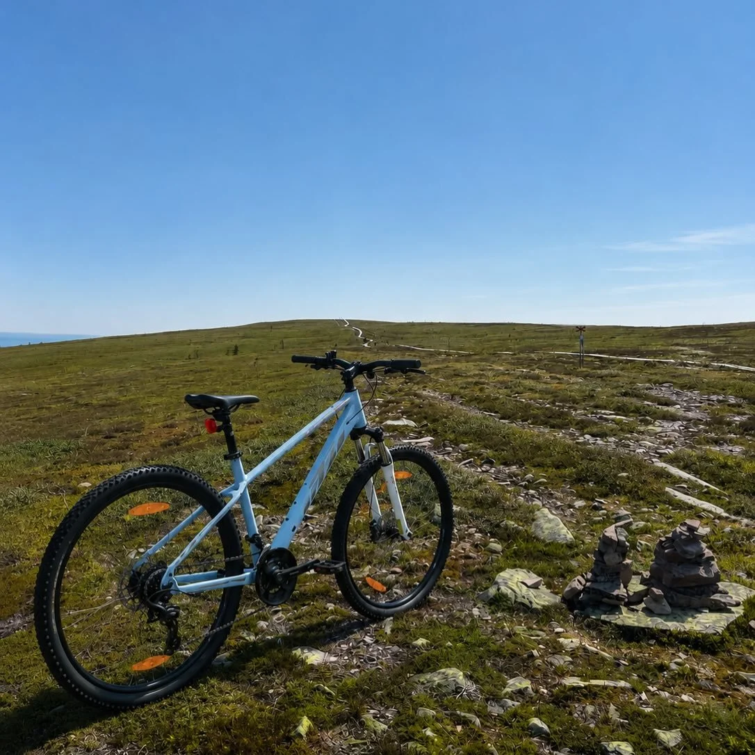 Cykels&auml;songen &auml;r inte &ouml;ver &auml;n, men nu s&auml;ljer vi en del av v&aring;ra begagnade junior &amp; ungdomscyklar. 🚴🏼

Flera olika storlekar finns tillg&auml;ngliga.
Endast f&ouml;rs&auml;ljning i butiken, och f&ouml;rst till kvarn