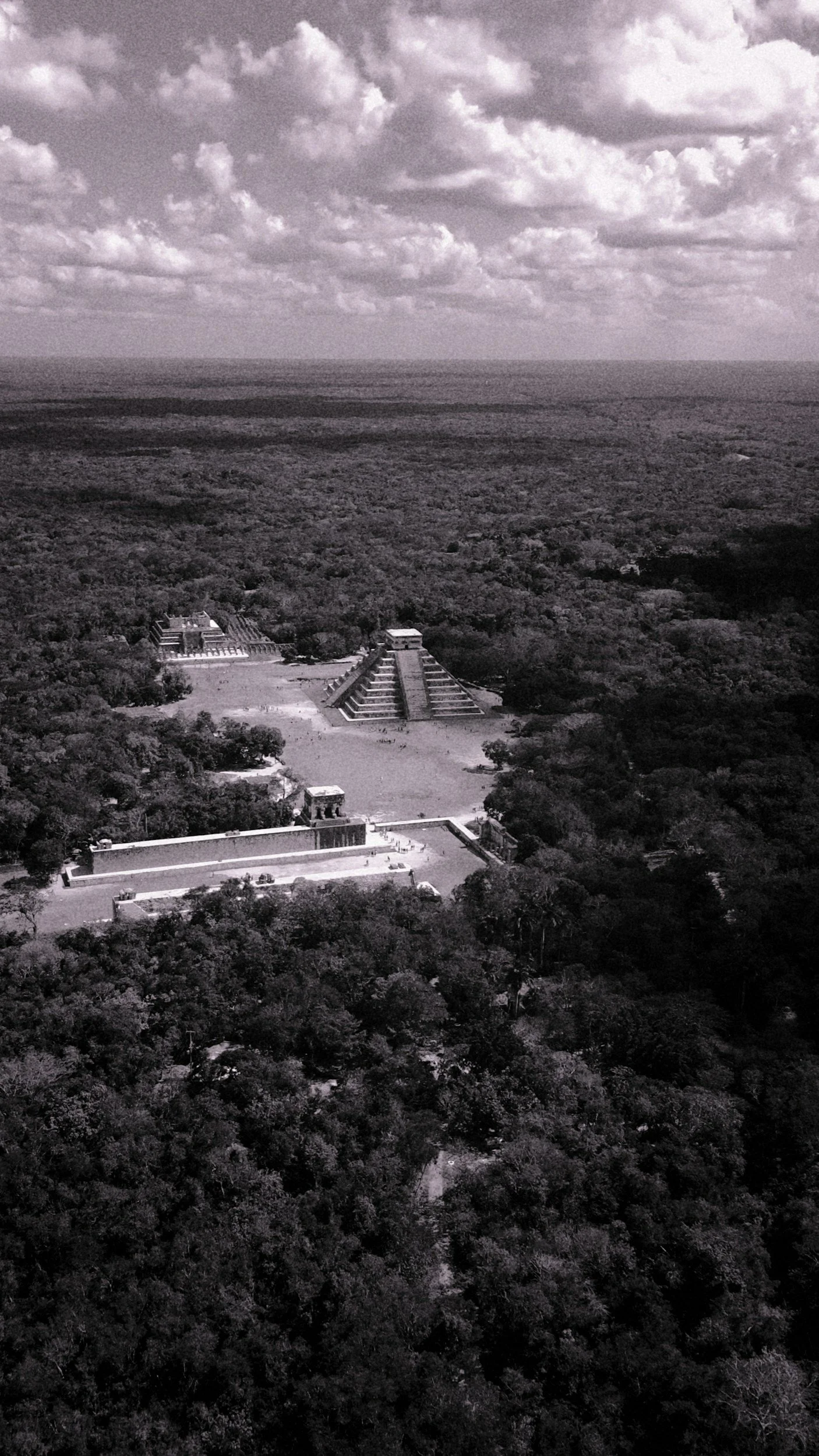Aerial view of Chichén Itzá showing El Castillo pyramid and surrounding ruins in Yucatán Mexico