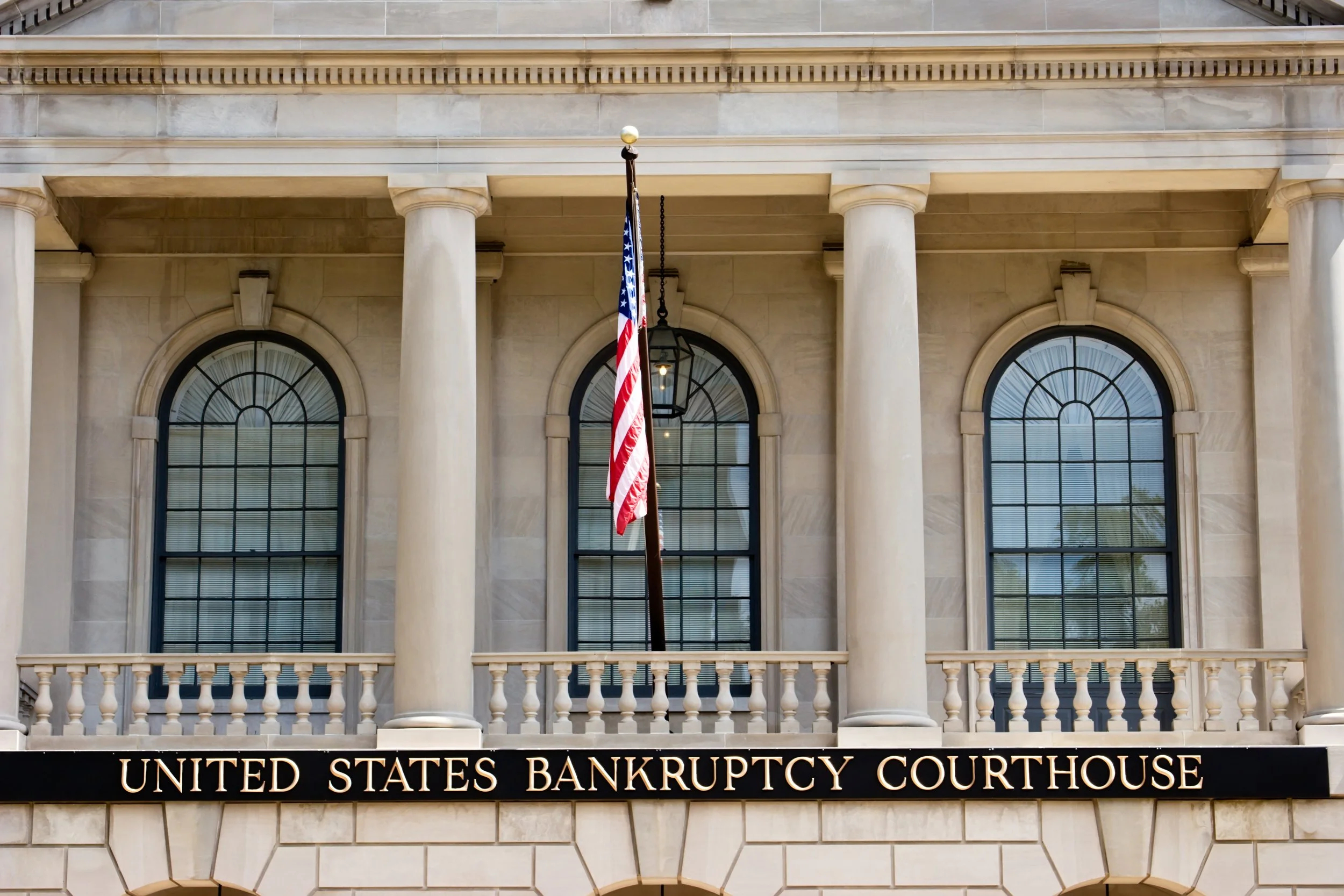 Exterior of a United States Bankruptcy Courthouse representing the legal proceedings and creditor administration process associated with airline bankruptcy filings.