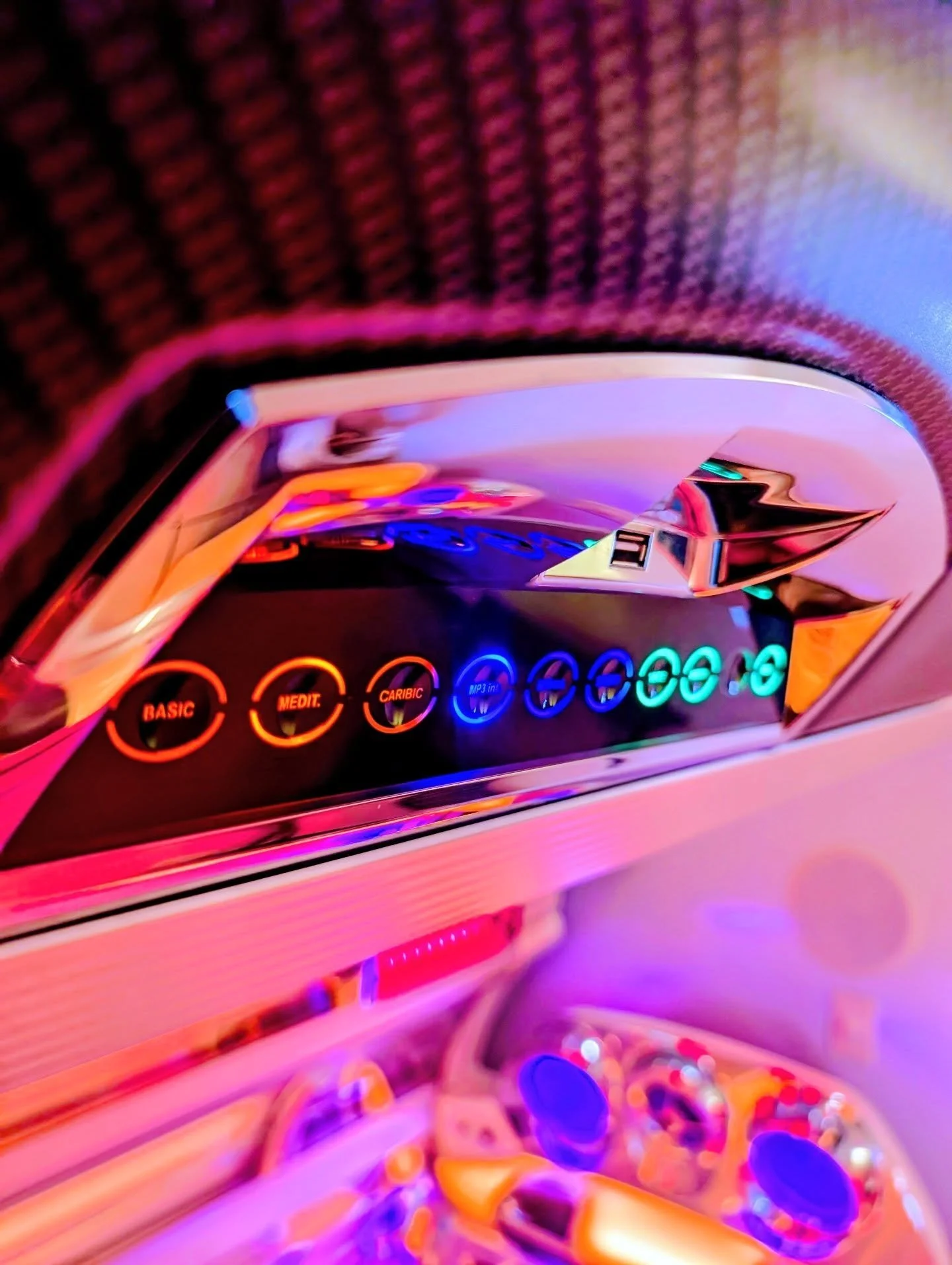 Did you know❓

Tanning beds were invented by accident in the 1970s in Germany while experimenting with UV light for medical research.☀️
.
.
#tannedlegs #tanningbed #tanningtime #tanningsalon #tan #tanlines #barrietanning #simcoecounty #tannedskin #ta