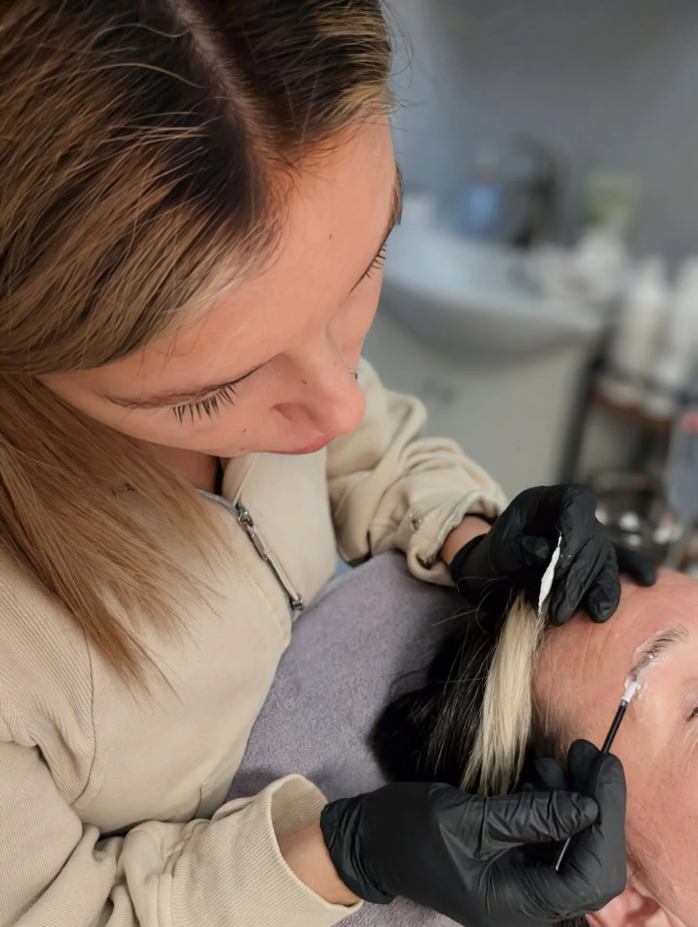 What&rsquo;s a brow lift + tint?

💫 Lift: sets your natural brow hairs in place for a fluffy, lifted look.

🎨 Tint: adds depth and color for a bolder, more defined shape.

Together = dream brows that last up to 6&ndash;8 weeks!
Perfect for busy mor