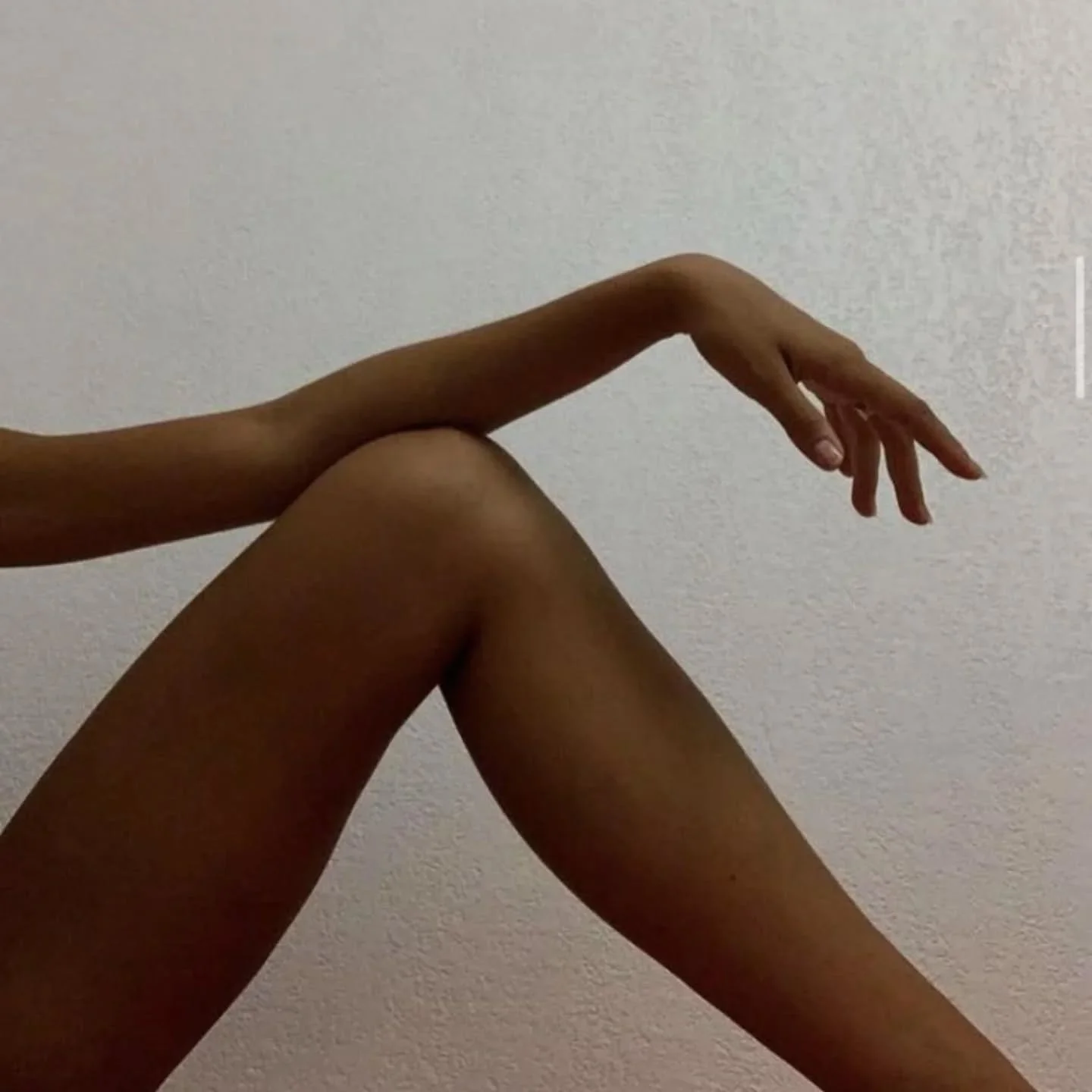 🌫️ Grey skies, golden vibes.
Pop in for a tan and leave with a whole new energy ☀️
.
.
#tanningtime #tan #tannedlegs #tanningsalon #simcoecounty #barrietanning #tannedskin #beauty