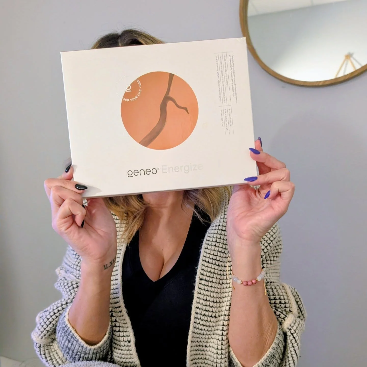 🎁 The best present to receive&hellip; and the best present to give:
The OxyGeneo Facial.

Glow-boosting, skin-smoothing, and relaxation-inducing. It&rsquo;s the gift that makes everyone feel a little more radiant. ✨

Give it. Book it. Love it.
.
.
#