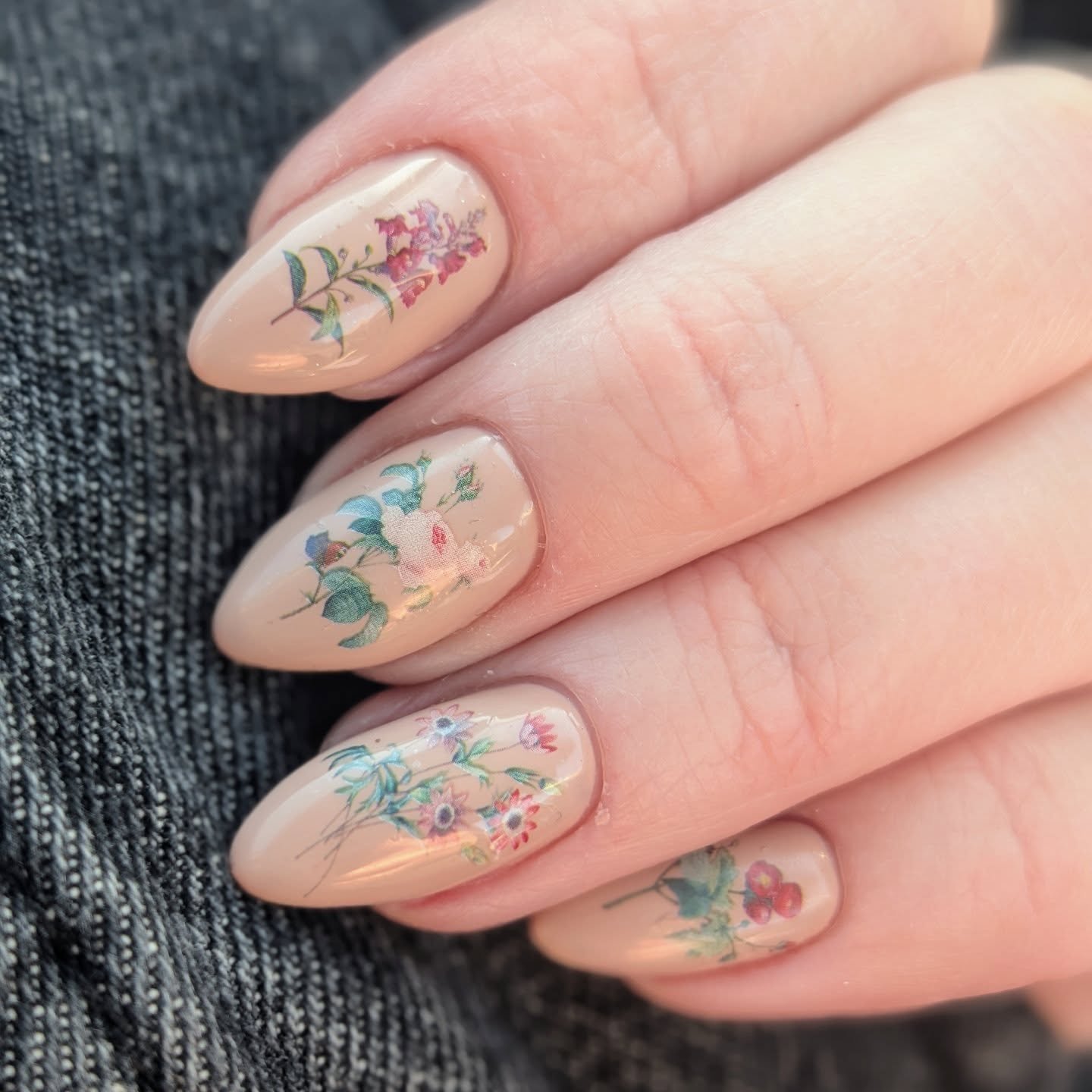 Delicate 💐
.
.
#nailart #naildesigns #nailtechlife