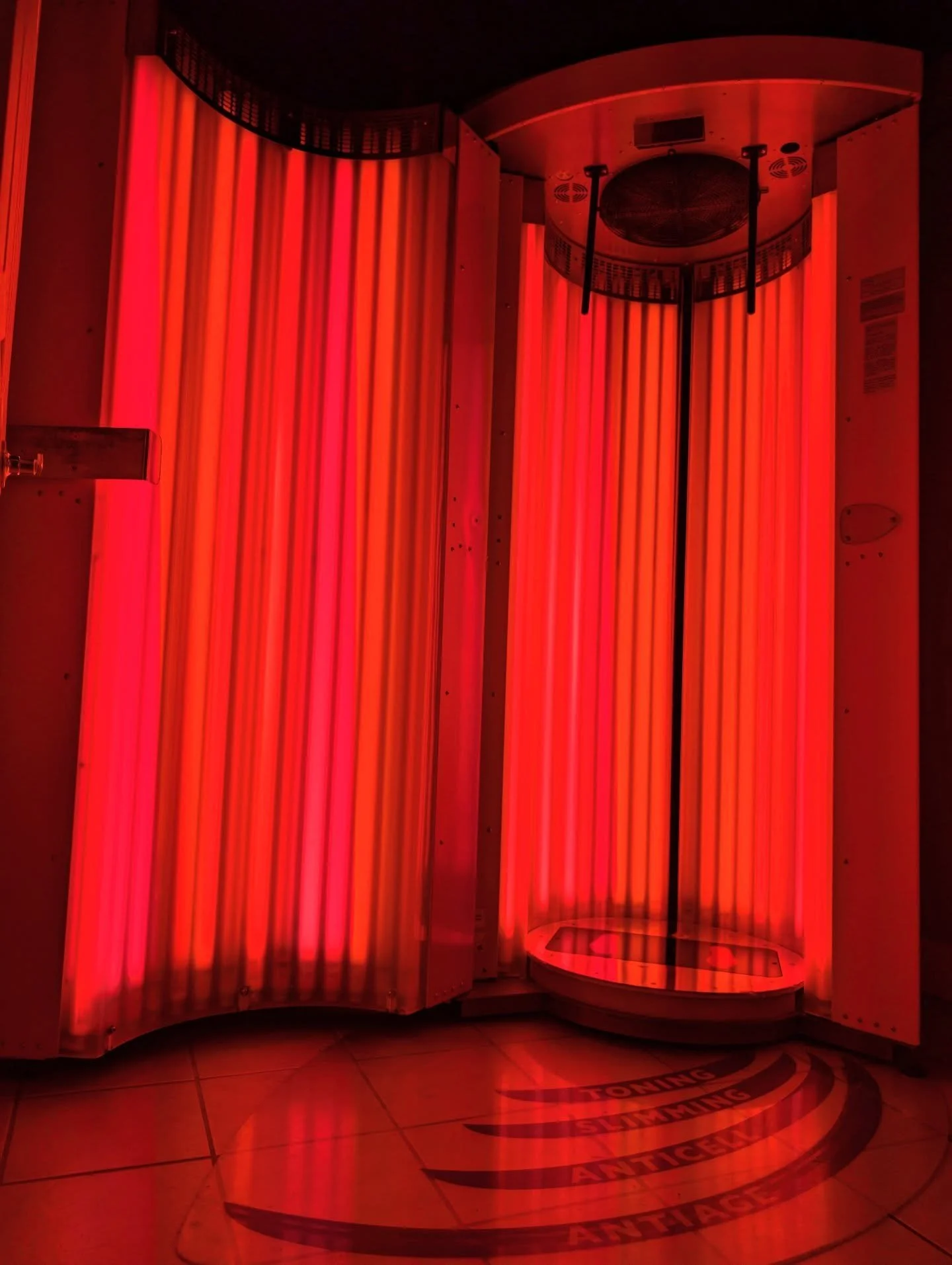 Not everyone wants color&hellip; but everyone wants radiant, healthy-looking skin.

Our Red Light Therapy is the perfect way to relax, refresh, and boost your glow &mdash; no UV required ❤️
.
.
#redlighttheraphy #tanningsalon #redlight