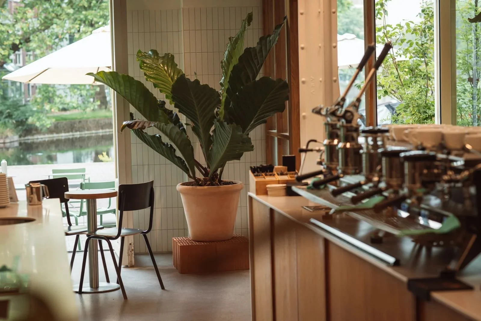 Man Met Bril Koffie Hotel 2 .jpeg