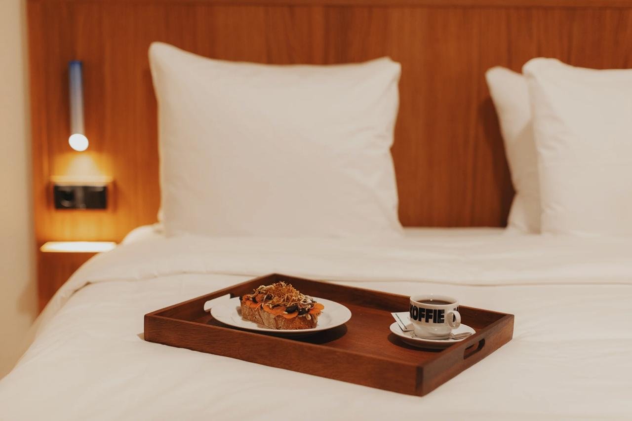 Man Met Bril Koffie Hotel 6.jpeg