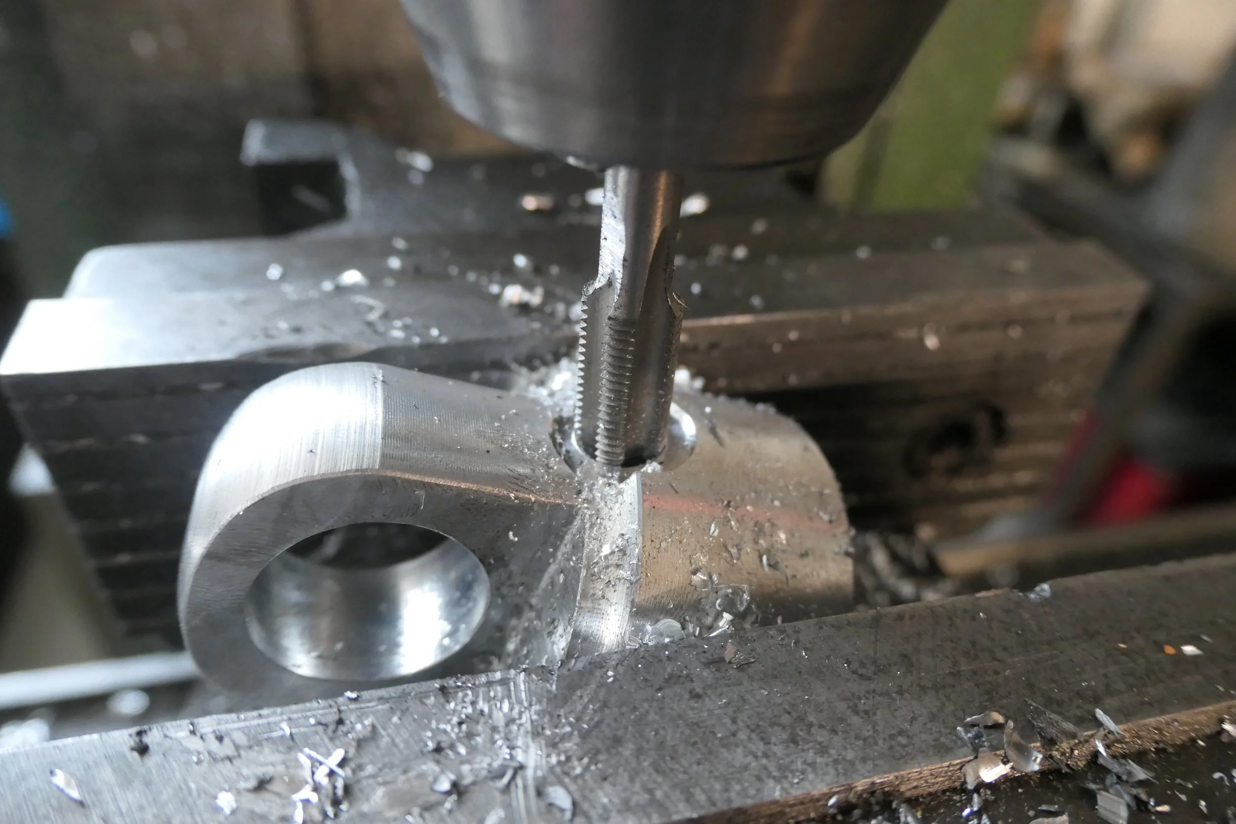 Metallstück auf einer Werkbank, mit einer Schraube befestigt, beim Bearbeiten in einer Werkstatt