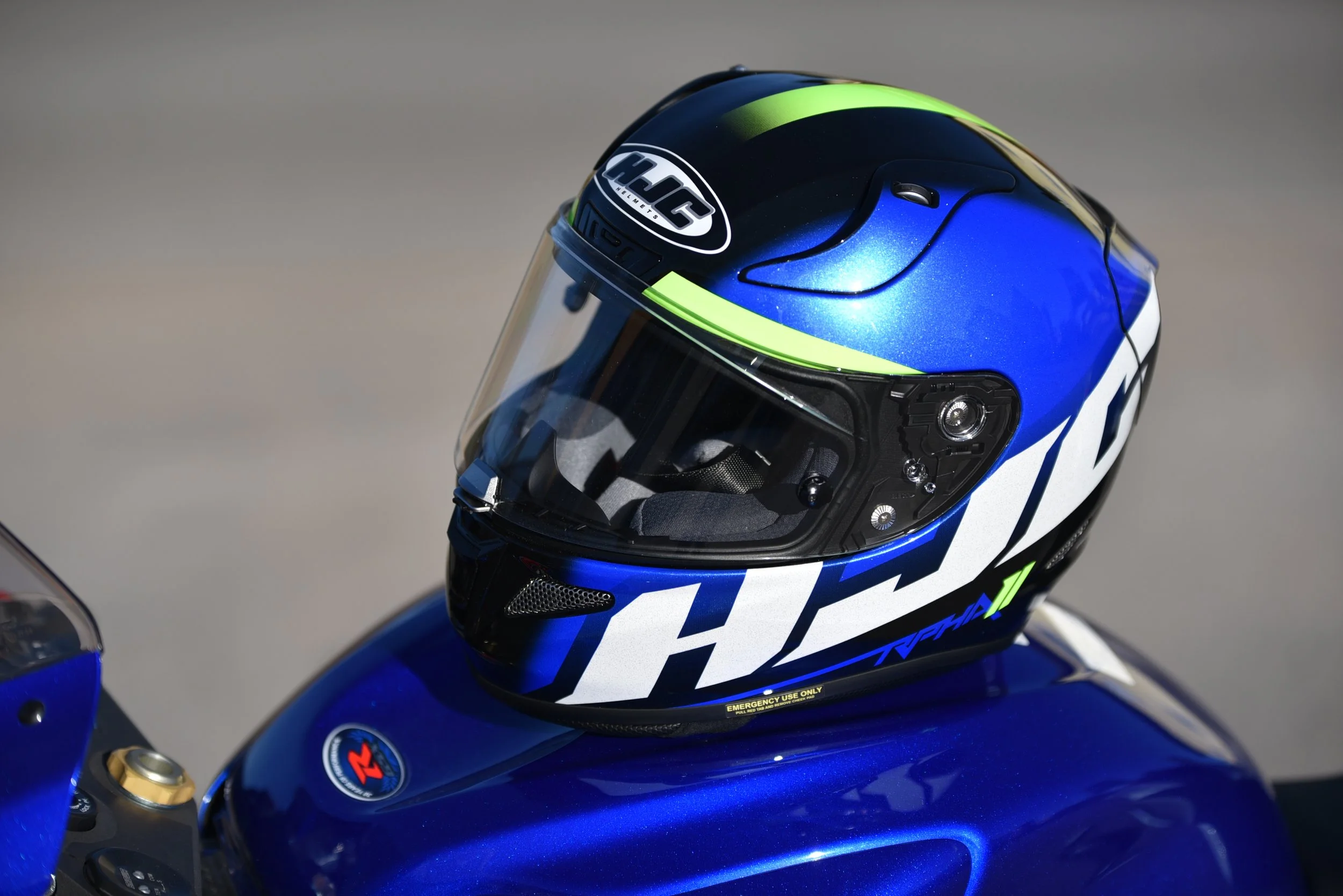 Motorradhelm auf einem blauen Motorrad