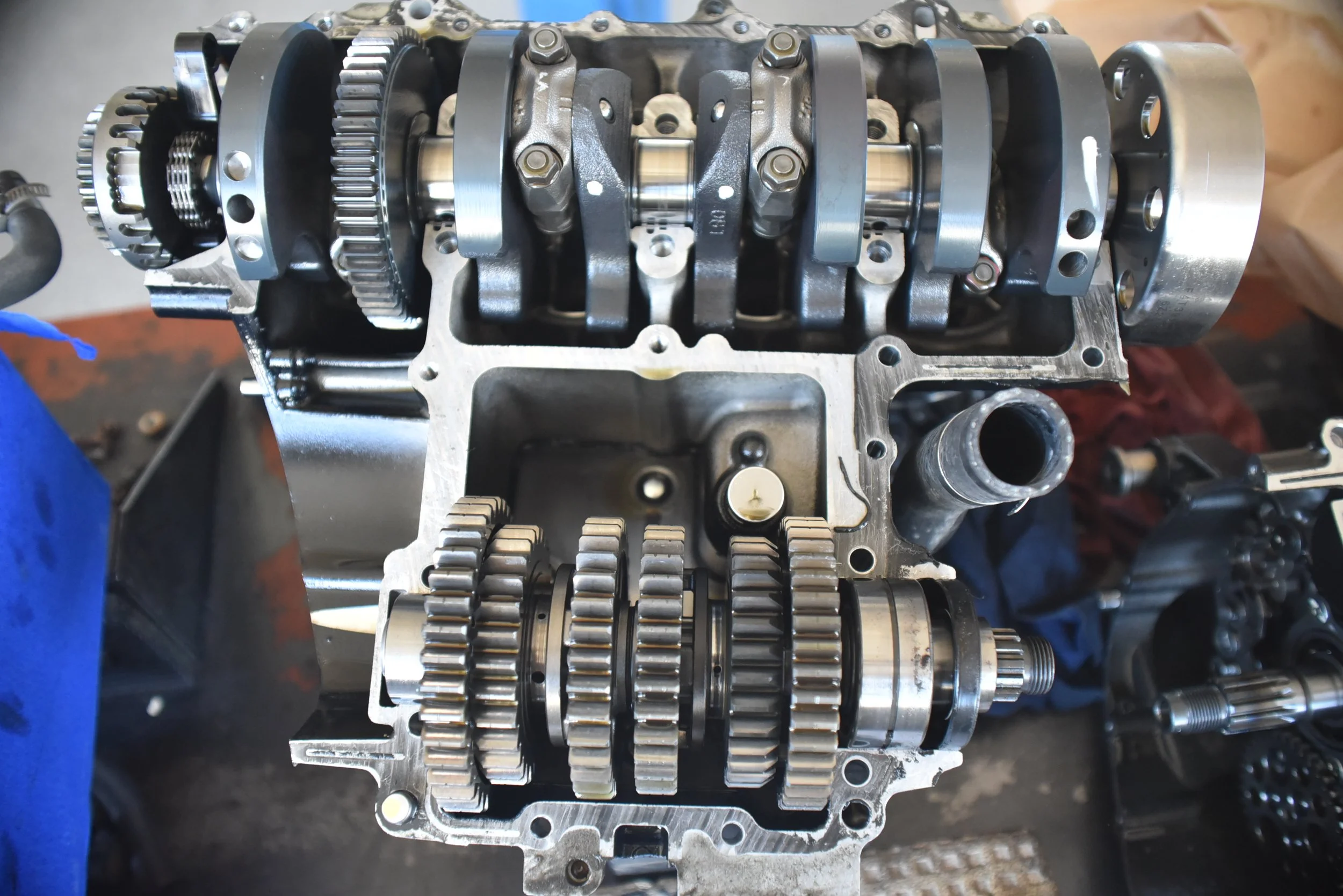 Innenansicht eines Automobilmotors mit sichtbaren Zahnrädern, Kurbelwelle und anderen mechanischen Komponenten.