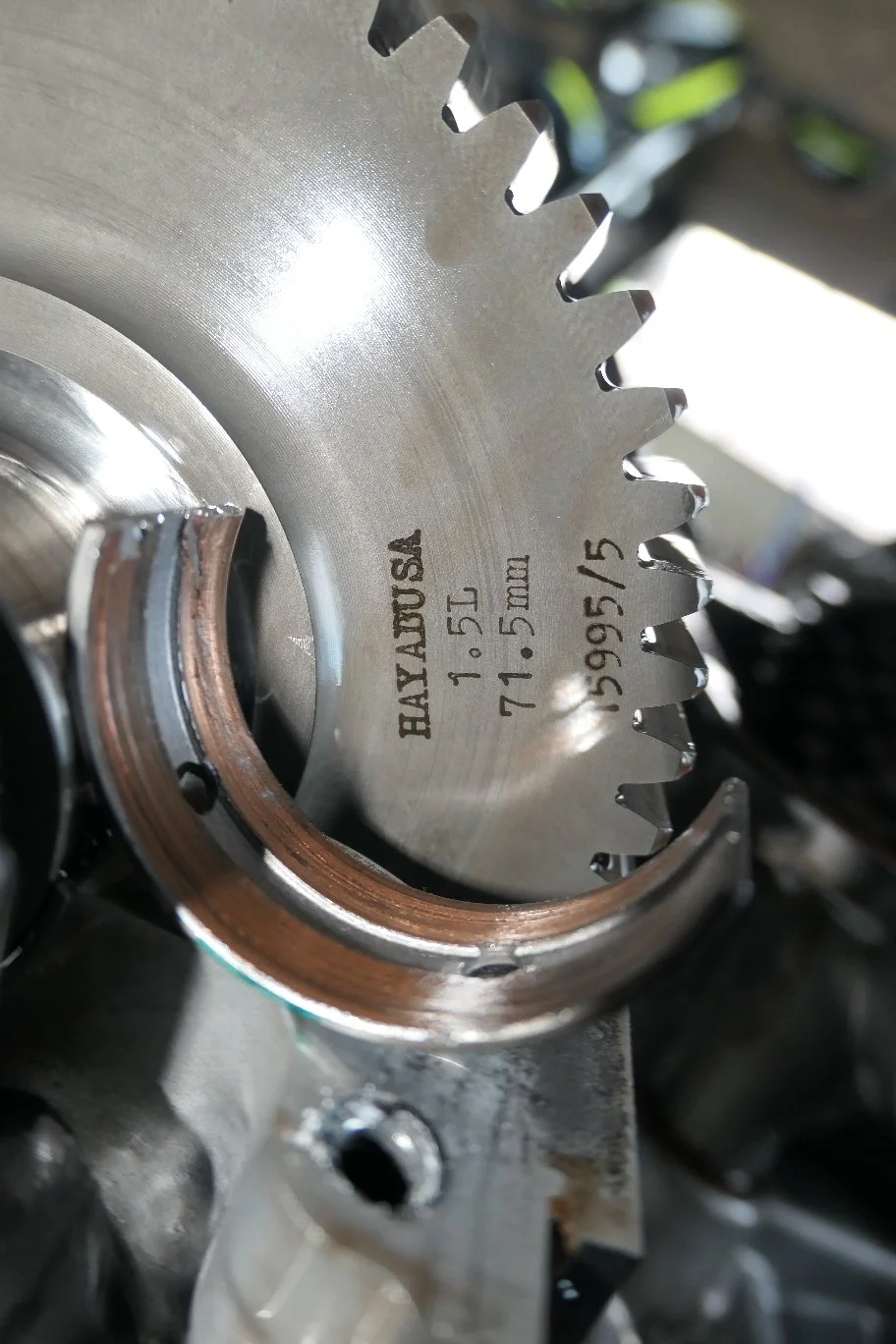 Ein Blick auf ein großes Metallzahnrads mit eingravierten technischen Angaben, darunter Marke 'FAY ABU USA', Volumen 1,5 Liter, 711,5 mm Durchmesser, und Zahl 5995/5.