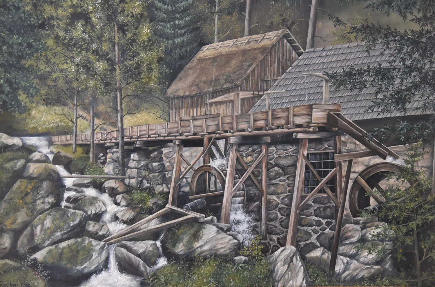 Ein altes Wasserradhaus mit Wasserlauf, umgeben von Bäumen und Felsen in einer ländlichen Umgebung.