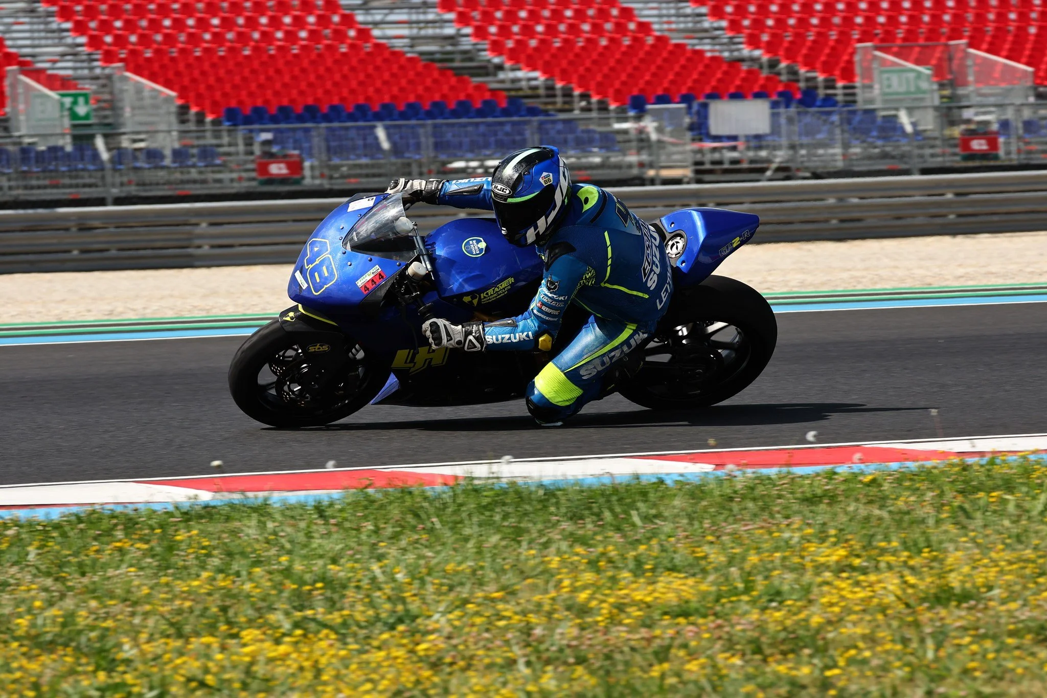 Leopold fährt auf seinem Motorrad