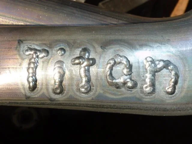 Metall schweißnaht mit eingravierten Buchstaben und Zahlen