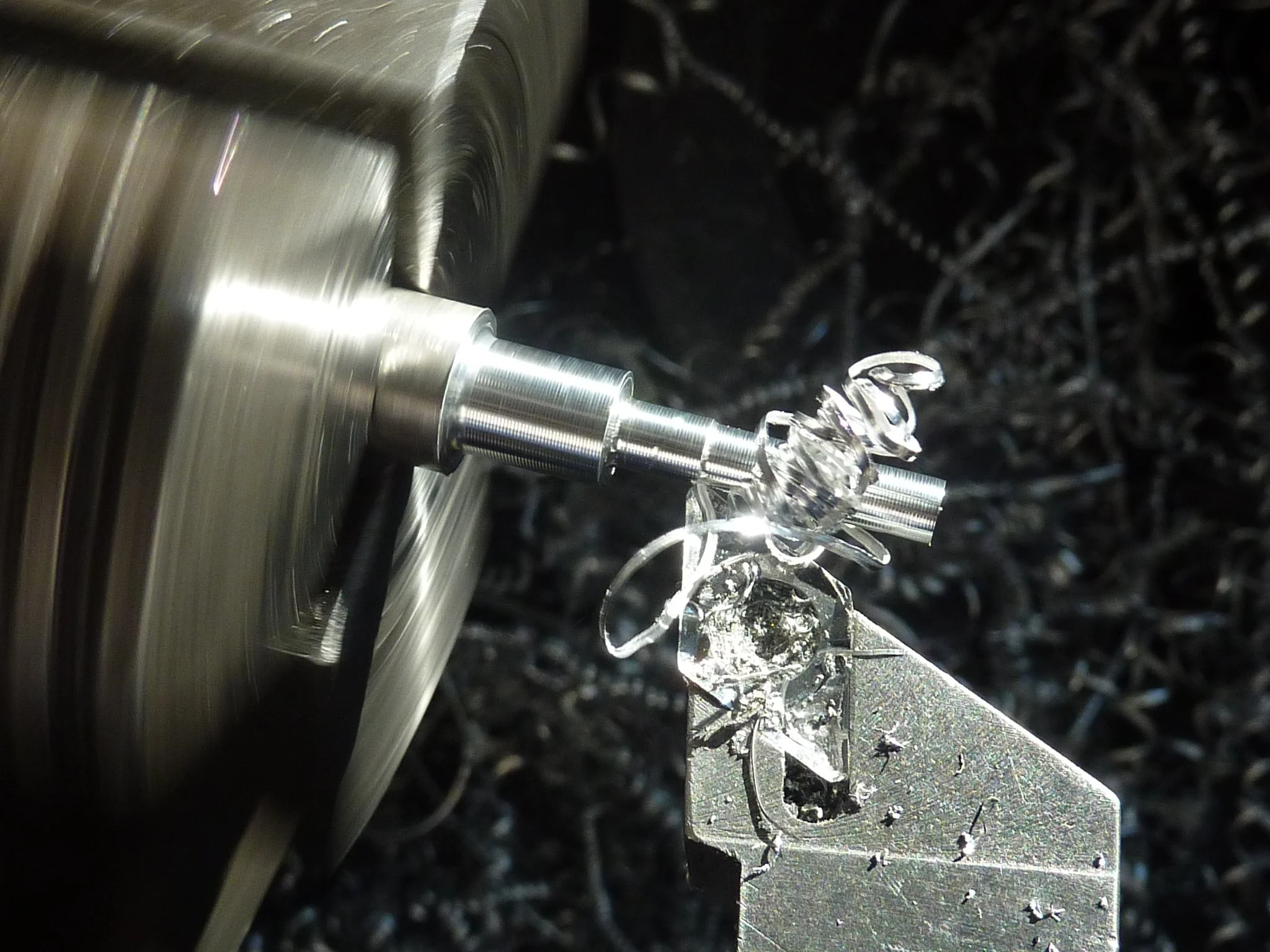 Metallbearbeitung mit einer Drehmaschine, die metallische Späne produziert.
