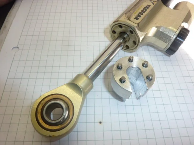 Drehmoment-Schlüssel, eine Metallbindung und eine abmontierte Ventilbindung auf kariertem Papier.