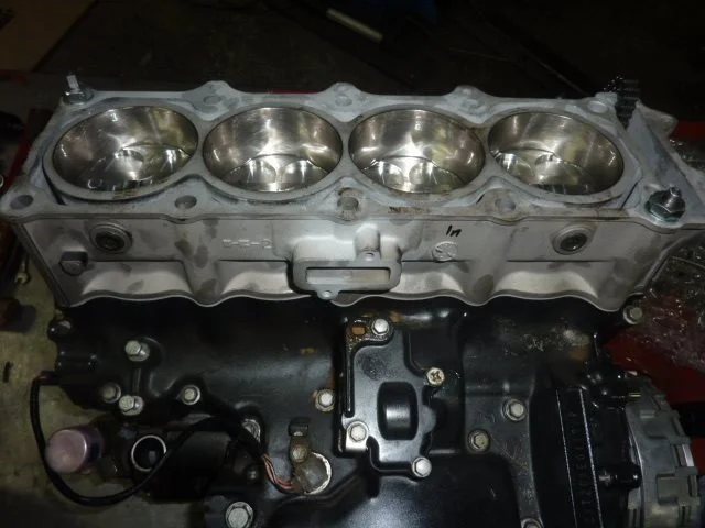 Blick auf einen Automotor mit sichtbar ersichtlichen Zylindern und Zylinderkopf