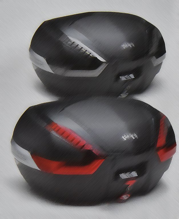 Zwei schwarze Fahrradhelme, einer mit roten Akzenten, auf weißem Hintergrund.