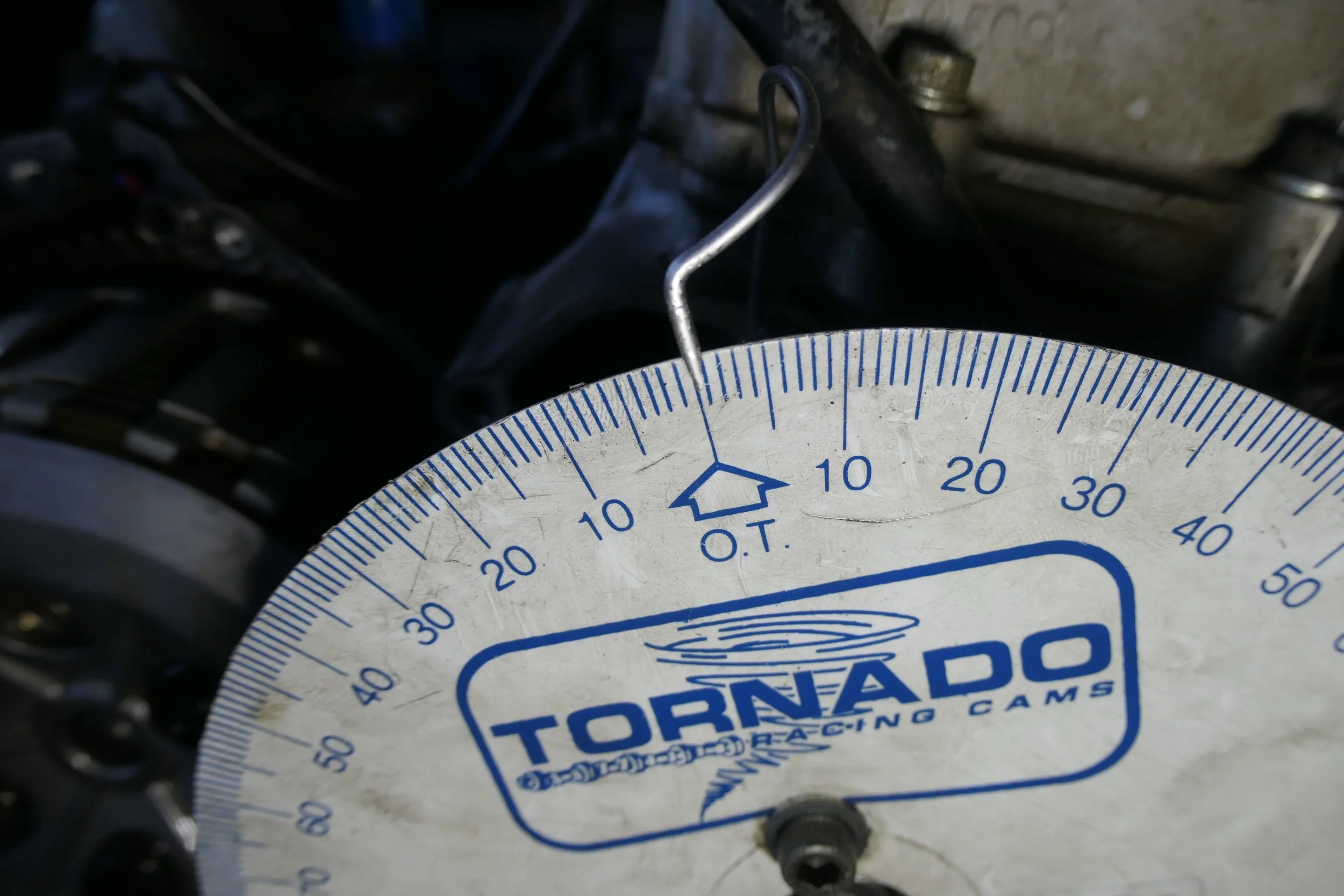 Messgerät mit dem Logo 'TORNADO' und einer Skala in Grad, das an einem Mechanismus einer Maschine angebracht ist.