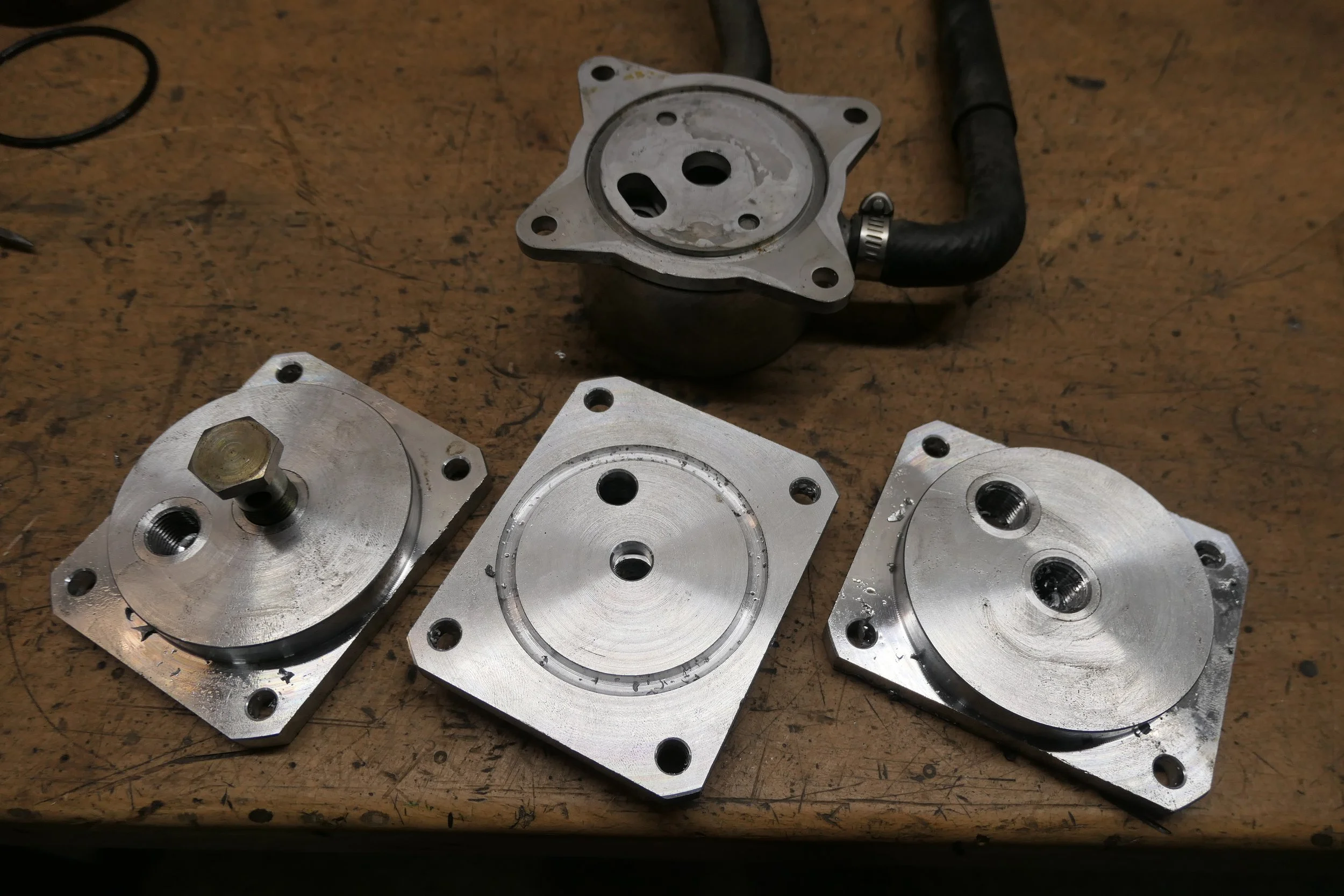 Metallteile und ein Schlauch auf einer Werkbank