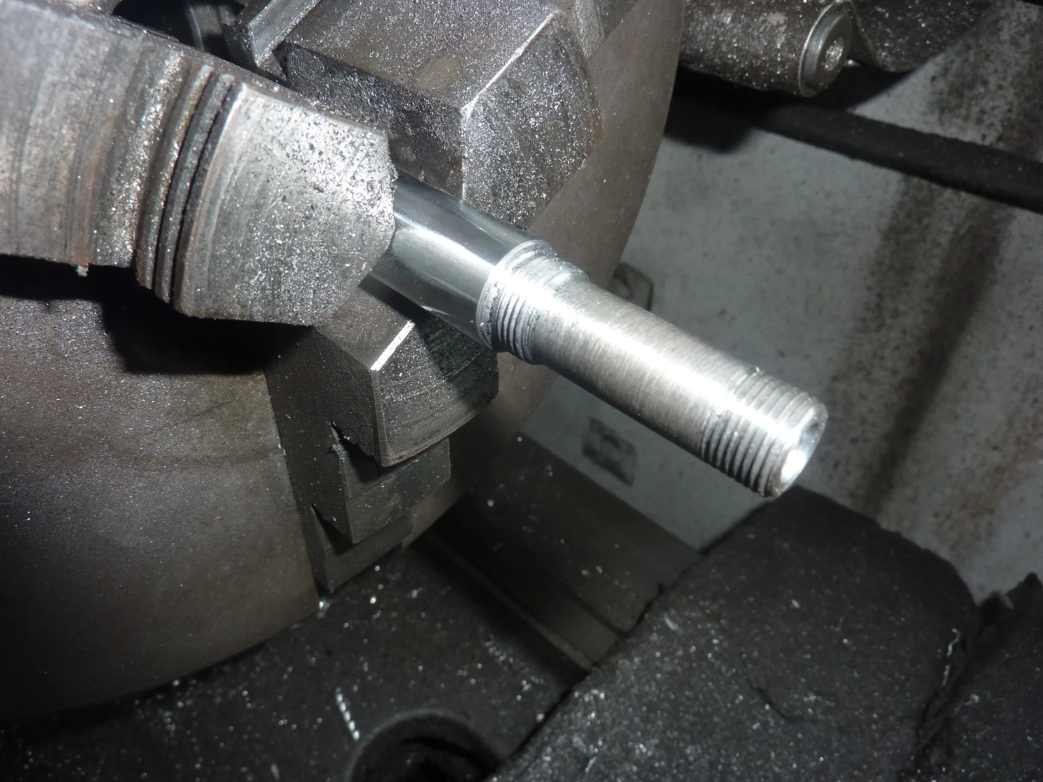 Metallrohr in einer Werkzeugmaschine eingespannt, bereit zum Bearbeiten.