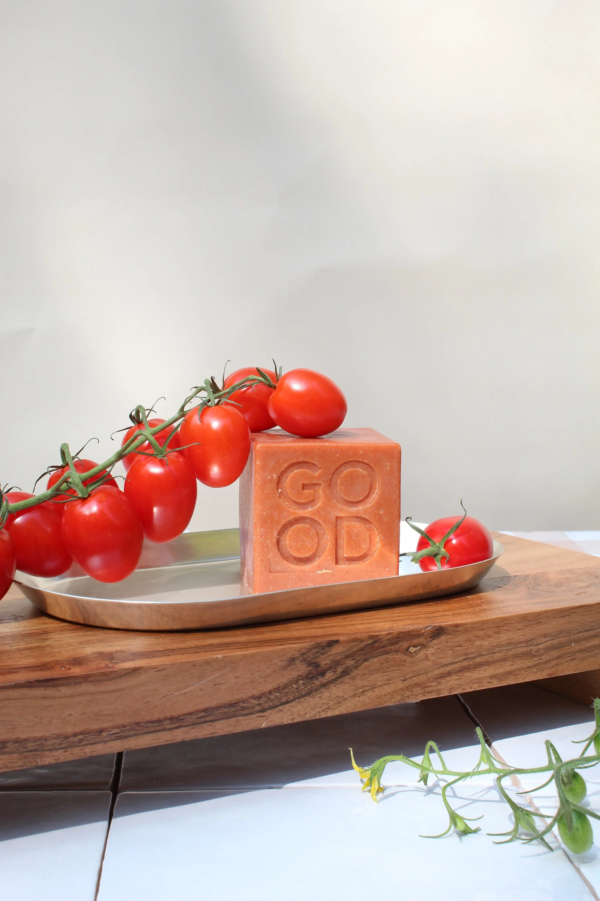 Good_Rhubarb_The_Tomato_Bar_soap_with_tomatoes_leaves_2.jpg