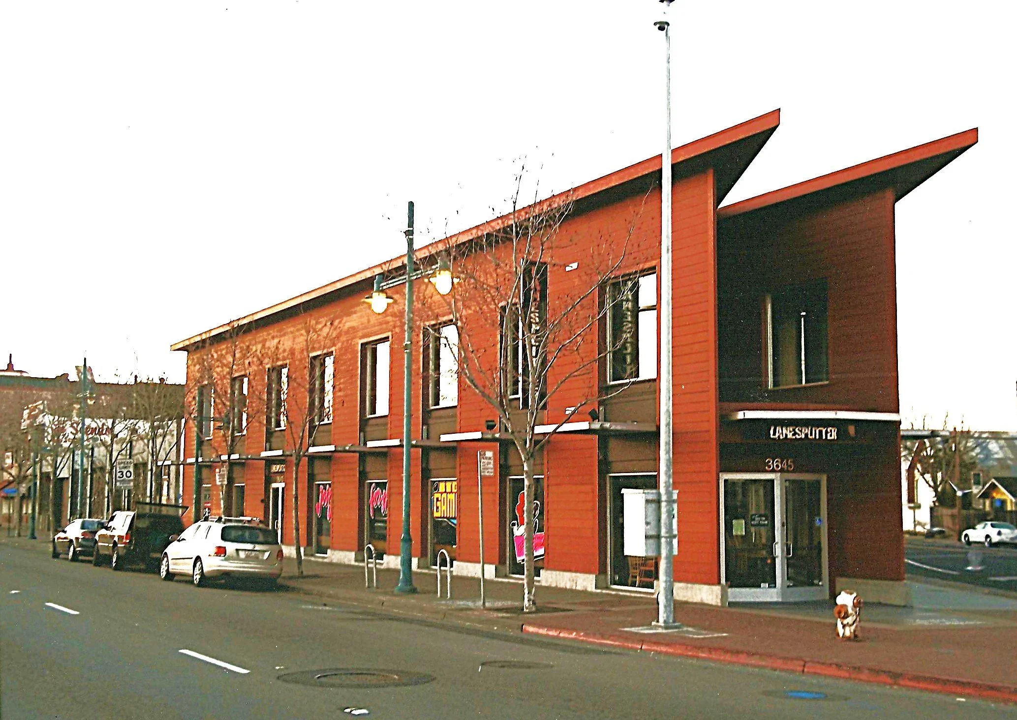 NEW CONSTRUCTION: 

Design of a build-to-suit restaurant and pub on a constrained triangular site at a major intersection. 