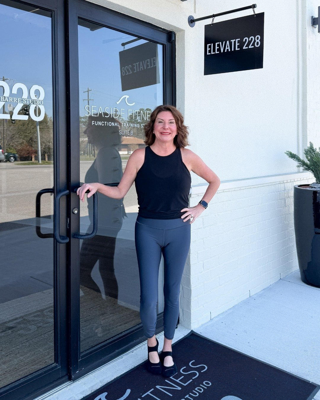 Meet our new Cardio Barre instructor, Lou! 🩵💚

Lou has lived on the coast on and off her entire life and has been doing barre since 2017. She loves the studio experience and a full-body workout with cardio. Her favorite barre position? The little c