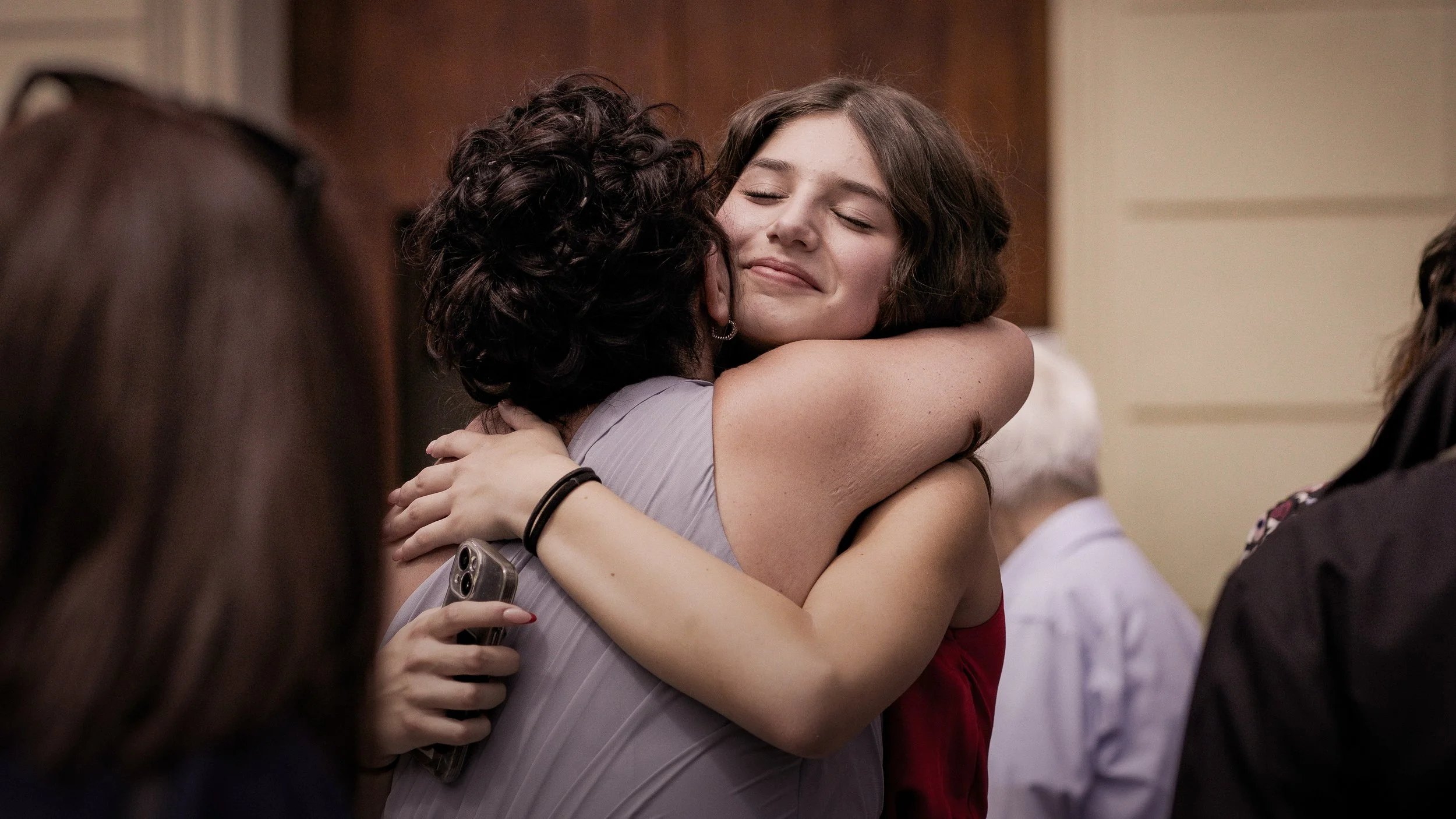 DUE DONNE SI ABBRACCIANO CON GIOIA.