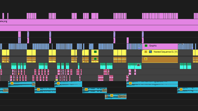 Screenshot di un progetto di editing audio o video con diverse tracce colorate, inclusi grafici, sequenze annidate, e clip di testo, in un software di editing multimediale.