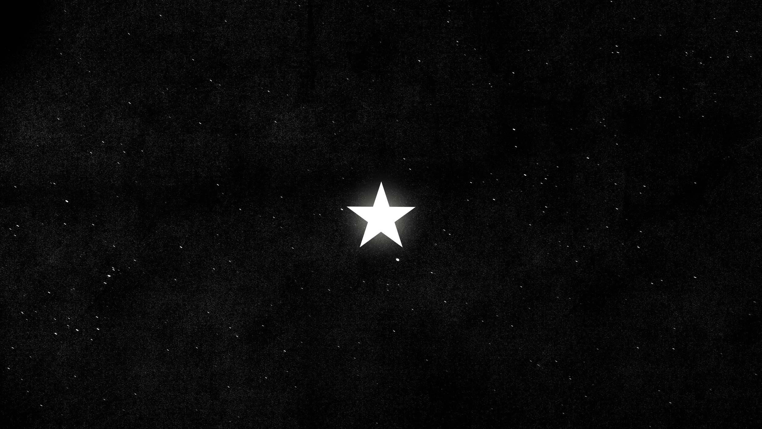 Cielo notturno con molte stelle e una grande stella luminosa al centro.