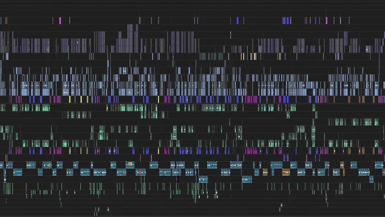 Ritaglio di un diagramma di un file audio o video con molteplici tracce e segmenti di diversi colori.
