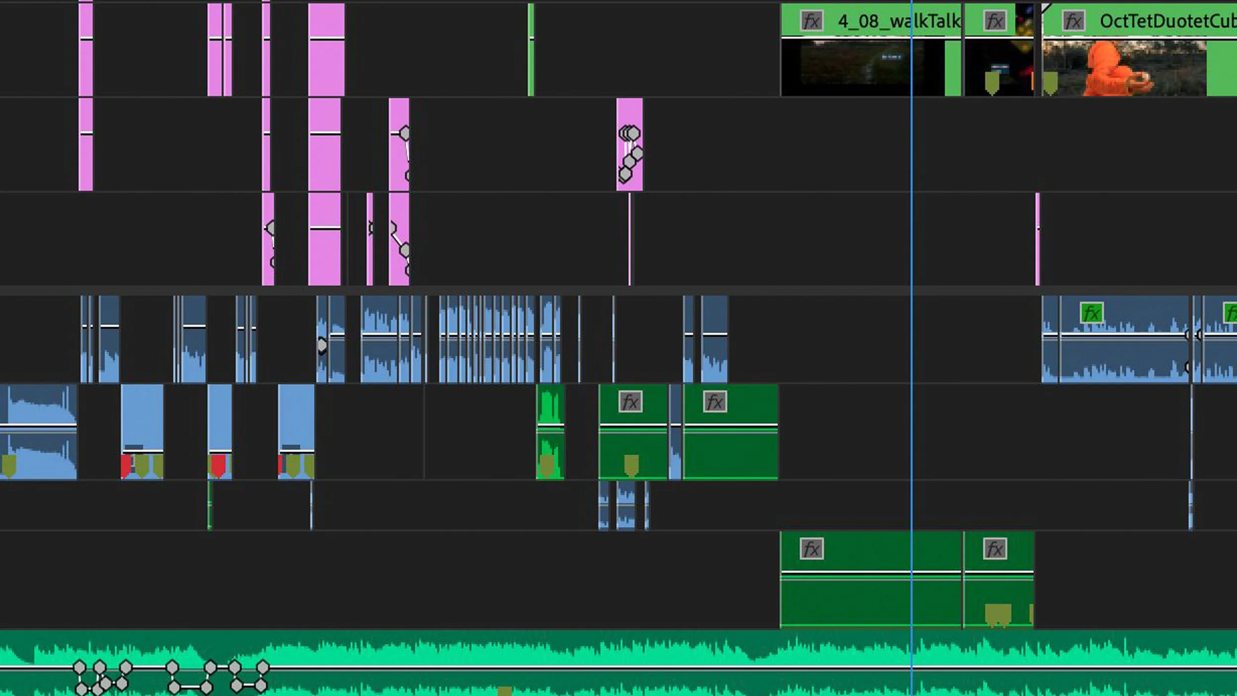 Schermata di un software di editing video con tracce audio e video colorate, clip montate e strumenti di editing visibili.