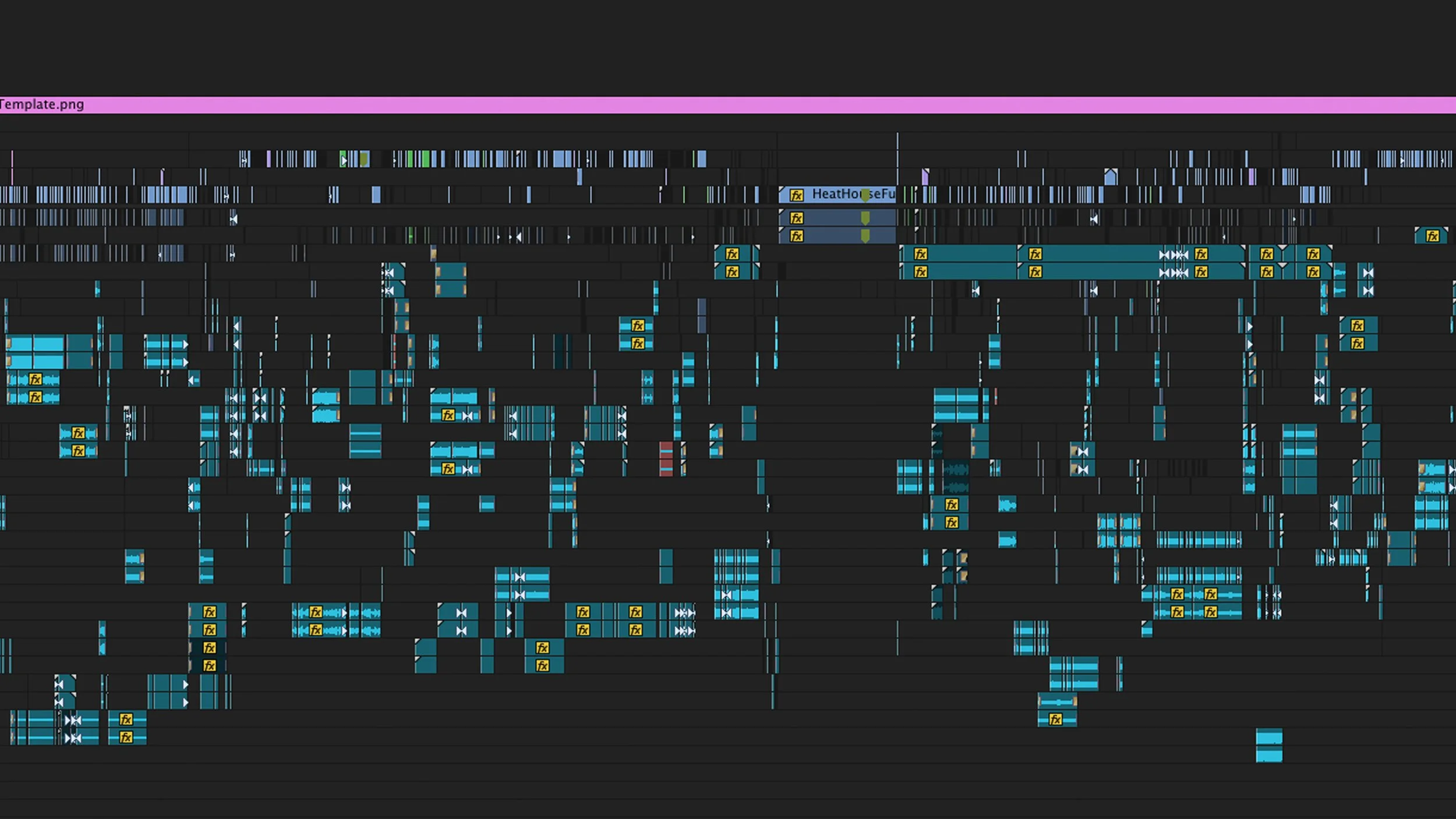 Screenshot di un software di editing video con molte tracce e clip di diversi colori e lunghezze.
