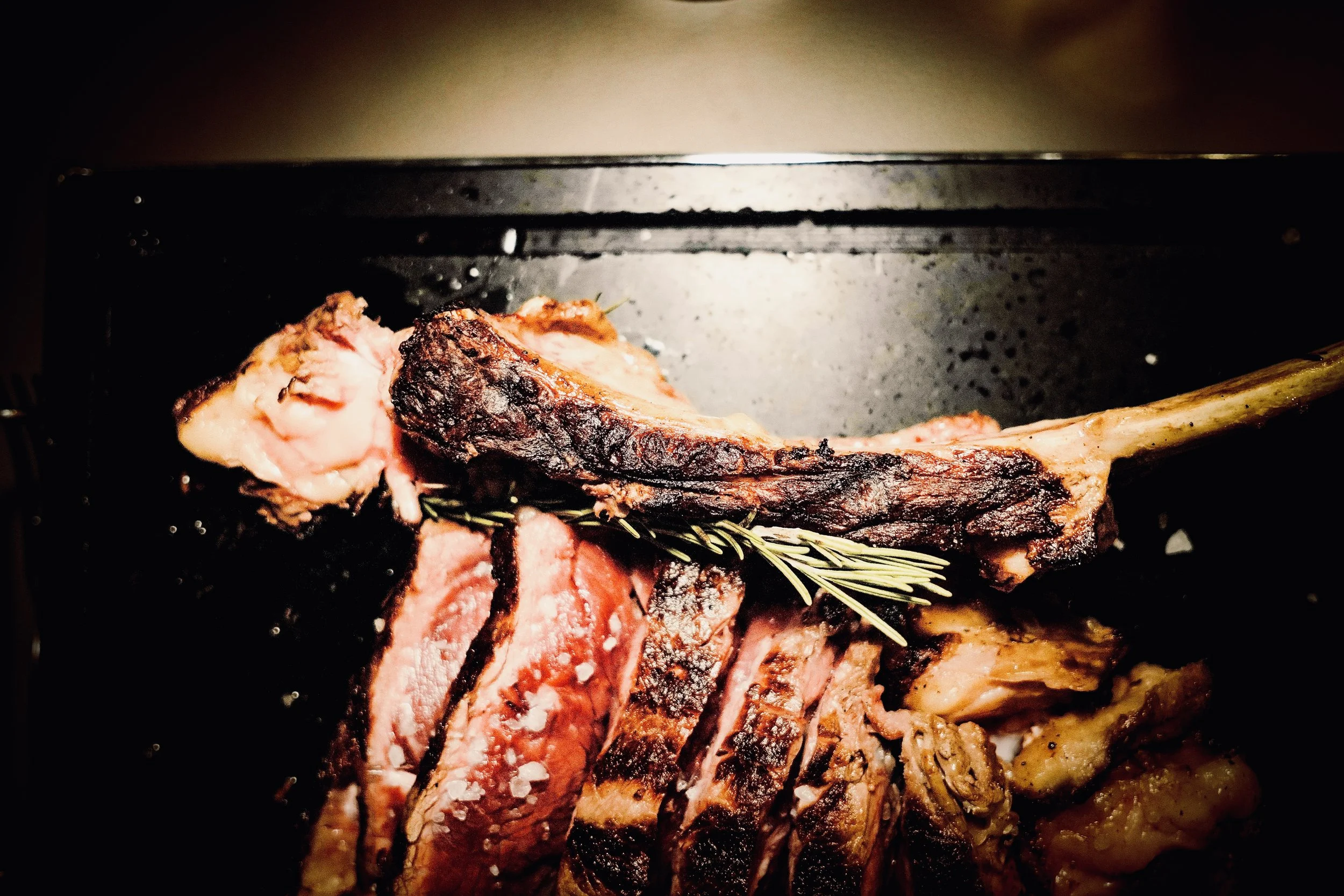 Carne di agnello arrosto con rosmarino e sale grosso, cotta al forno.