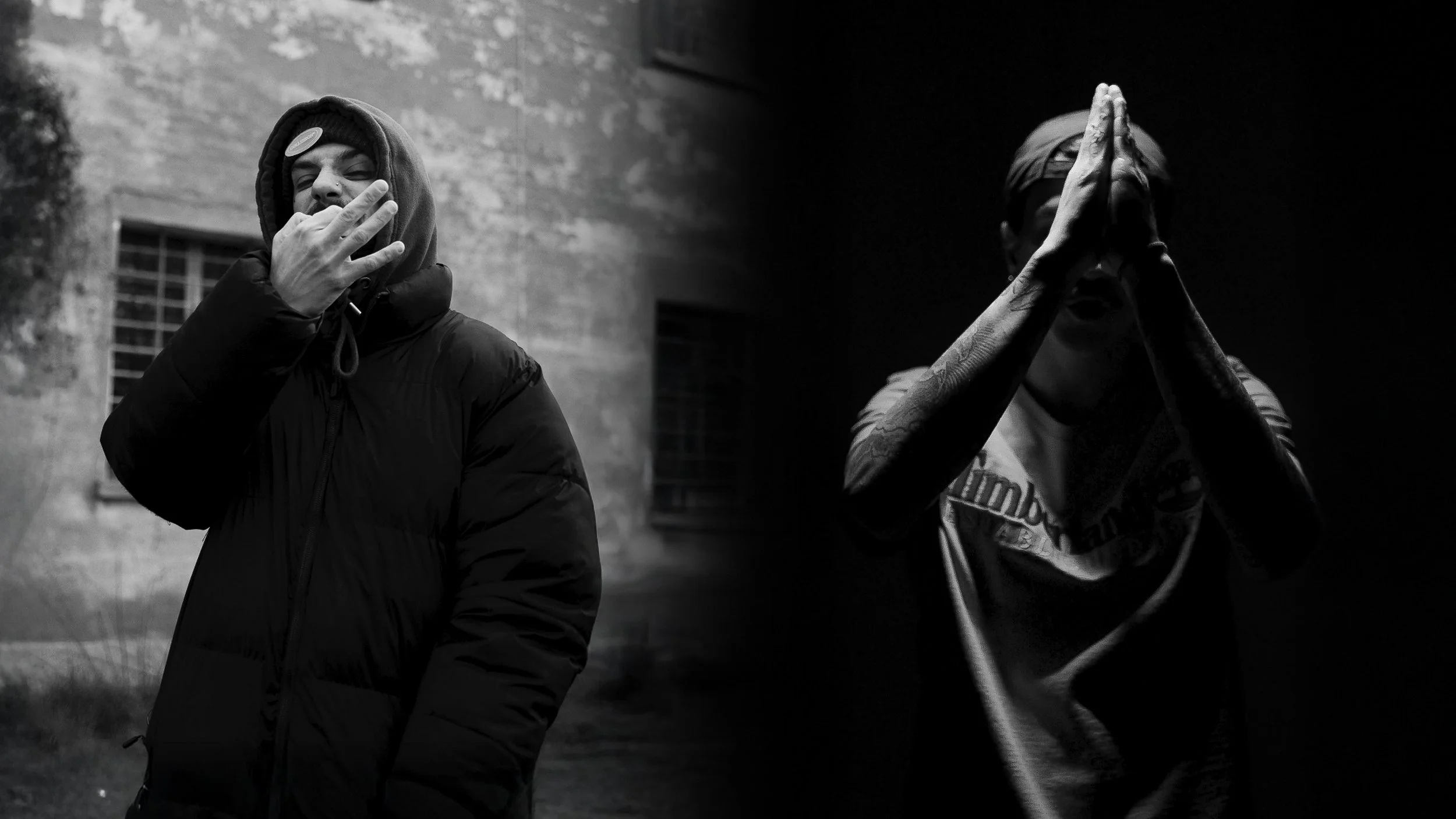 Due persone in vari ambienti, entrambe con abiti casual e tatuaggi visibili. La prima persona, all'esterno, indossa un giubbotto puffy e un cappello, fa un gesto con la mano vicino al viso. La seconda persona, in un ambiente oscuro, indossa una maglietta e si guarda attraverso le mani come in una preghiera.
