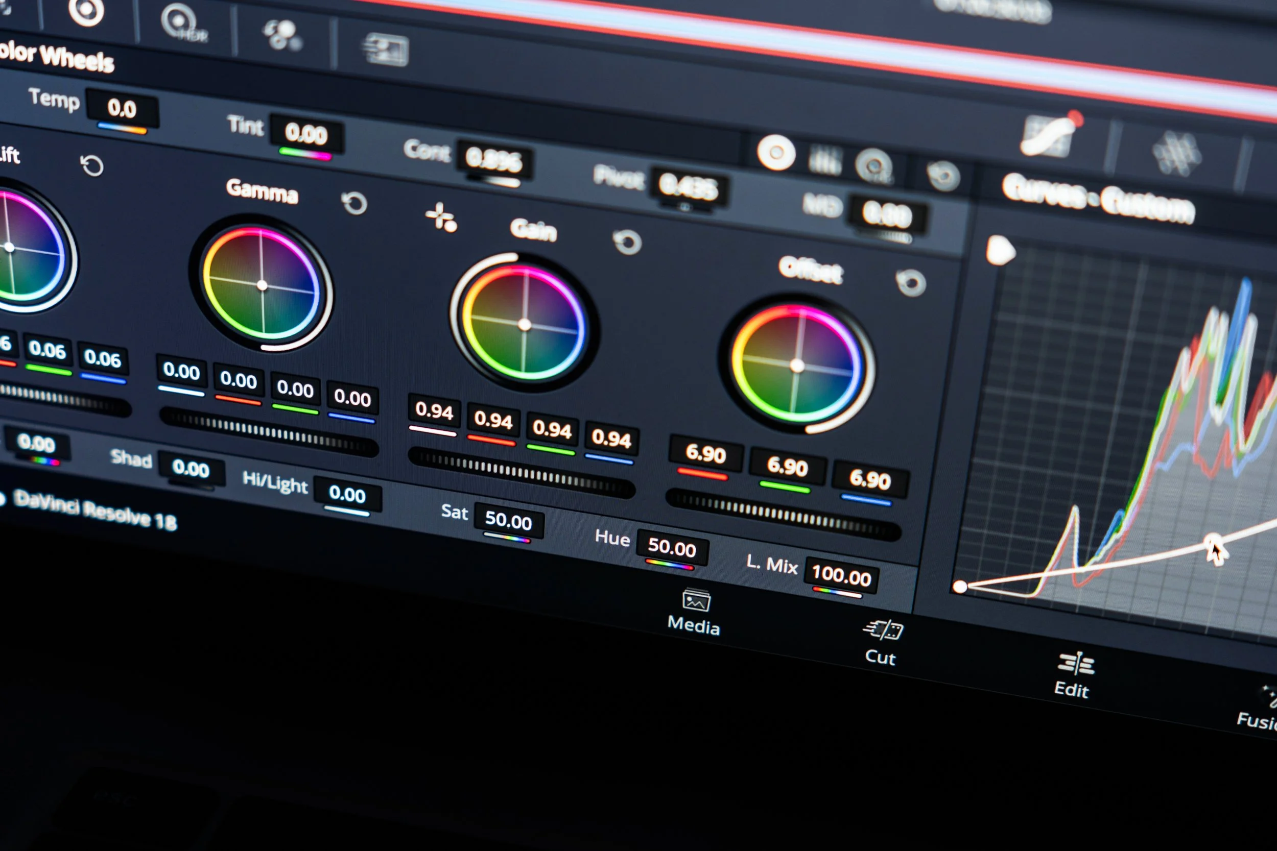 Schermata di un software di editing video con controlli di colore, grafici e curve di colore, incluse ruote di colore, grafici e sliders per regolazioni di tonalità, saturazione, luminanza e altri parametri