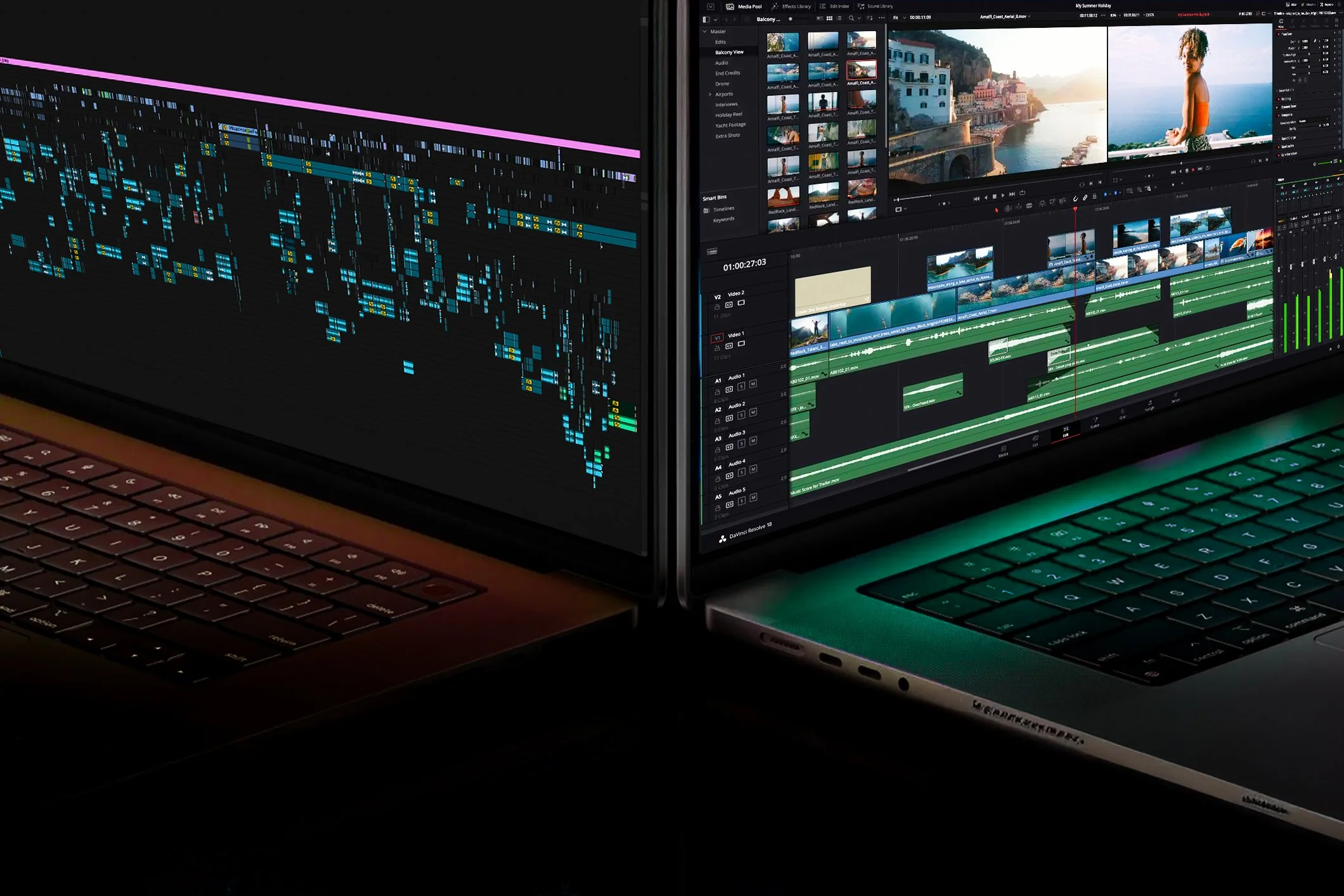 Schermo di due computer portatili, uno con un'interfaccia di editing video e l'altro con un'interfaccia di editing di dati, entrambi aperti su un piano di lavoro.