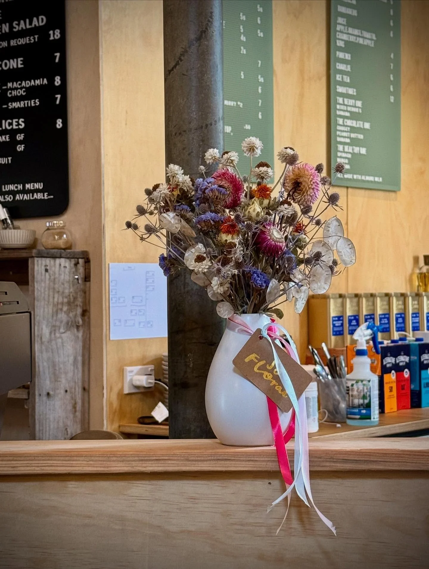 Now decked out with the stunning creations of this stunna @so.floral 🌺 
Everything on display is for sale!