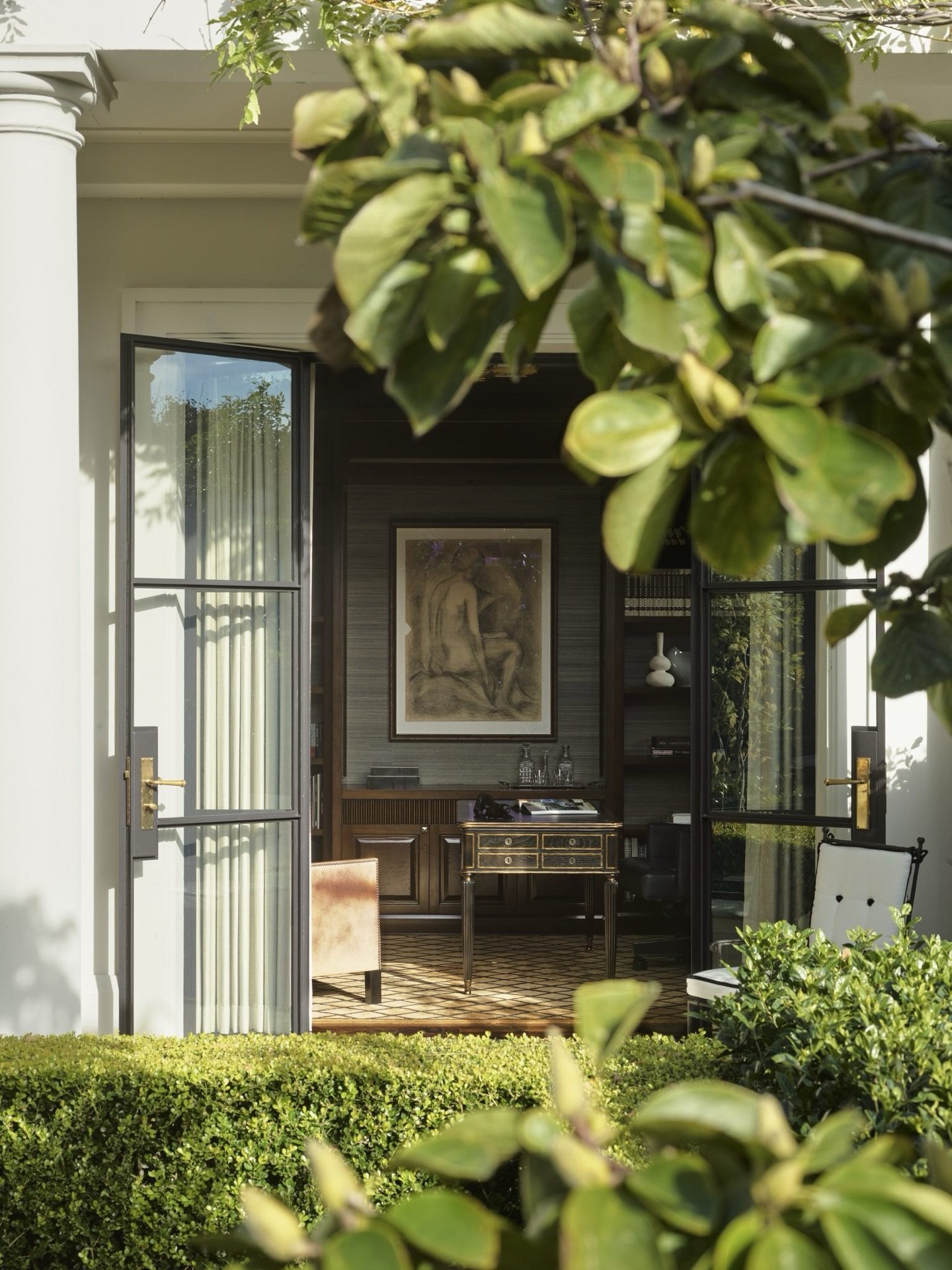 One of our favorite projects to work on in Sydney.

Classic bones, softened with texture, greenery, and a sense of ease.

#luxuryinteriors #interiordesign #quietluxury