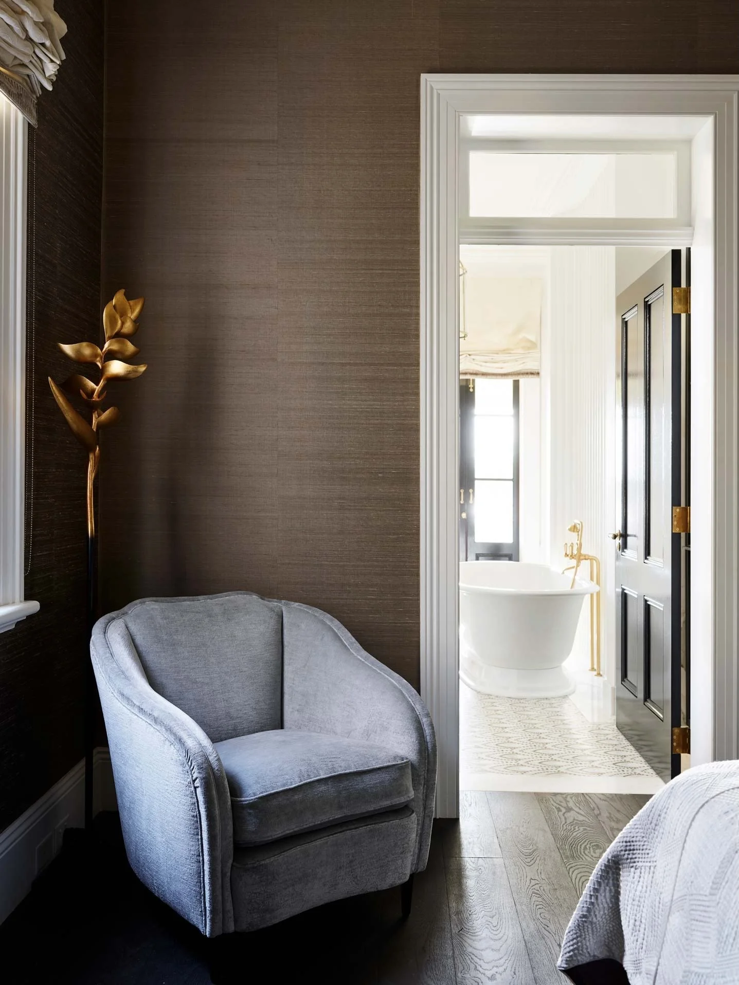 Classic details with a fresh edge, anchored by statement brass and a clean palette. Designed to feel timeless.

Becky Yager for Thomas Hamel &amp; Associates

#luxuryinteriors #interiordesign #quietluxury
