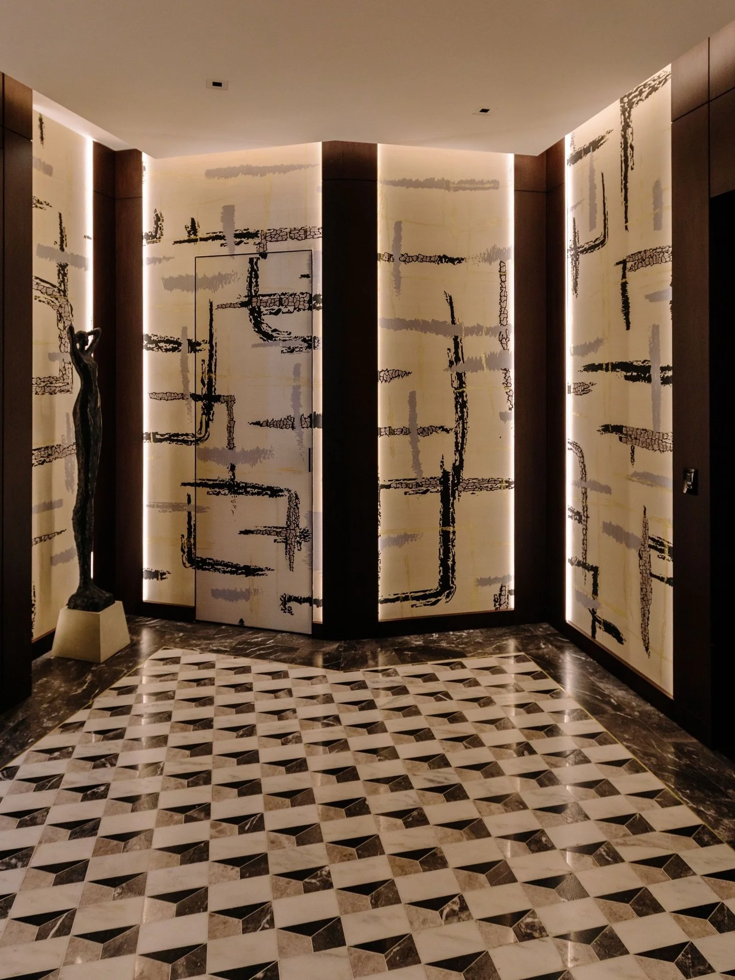 A  moment for the details ✨

This hand-painted and hand-embroidered wallcovering by @degournay, in collaboration with Kelly Hoppen, sets the tone the second you step inside our Boca Raton project.

Softly backlit panels, layered textures, and a bold,