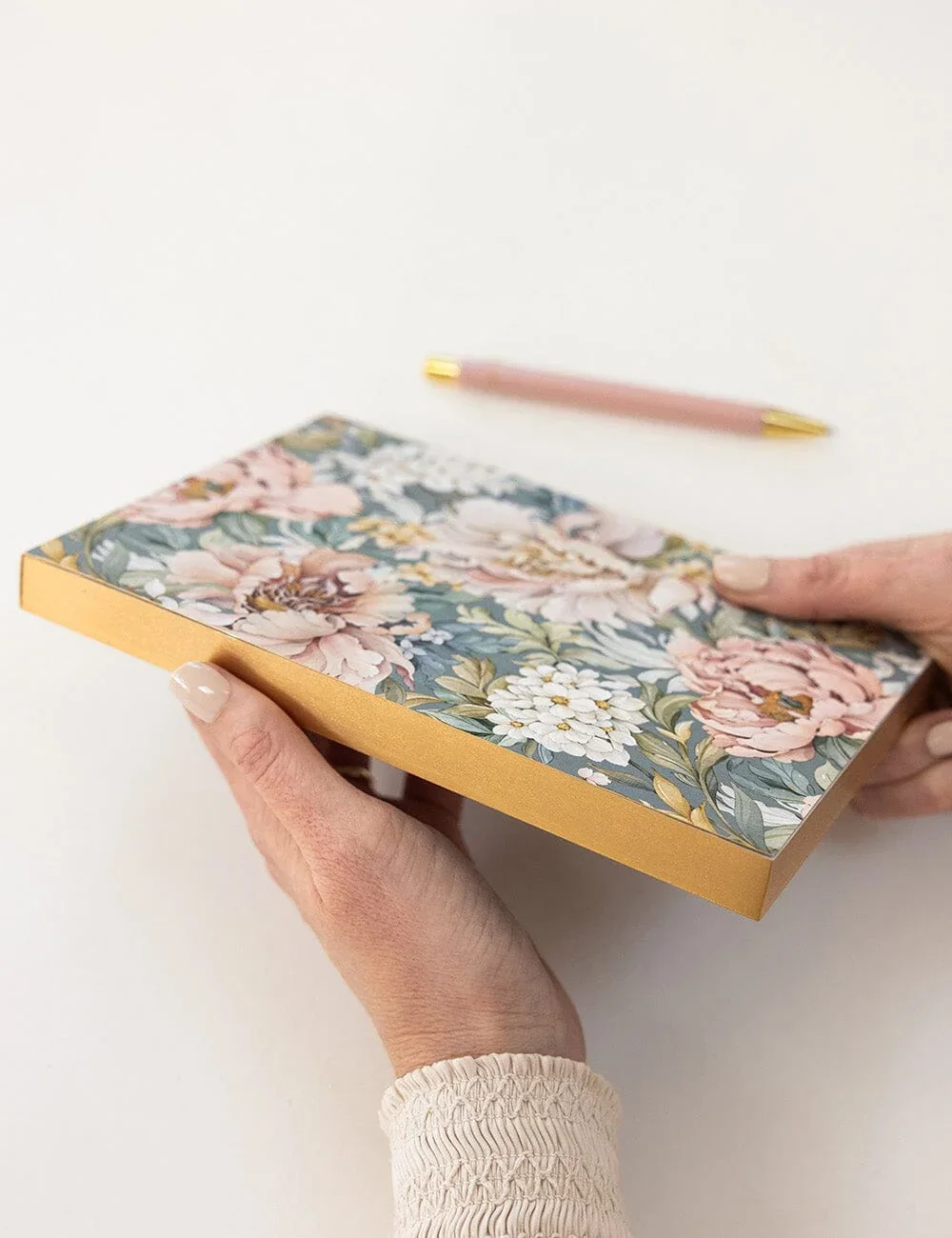 DJ43_REGENCY_BLOOMS_DESKTOP_JOTTERS_4_web.webp