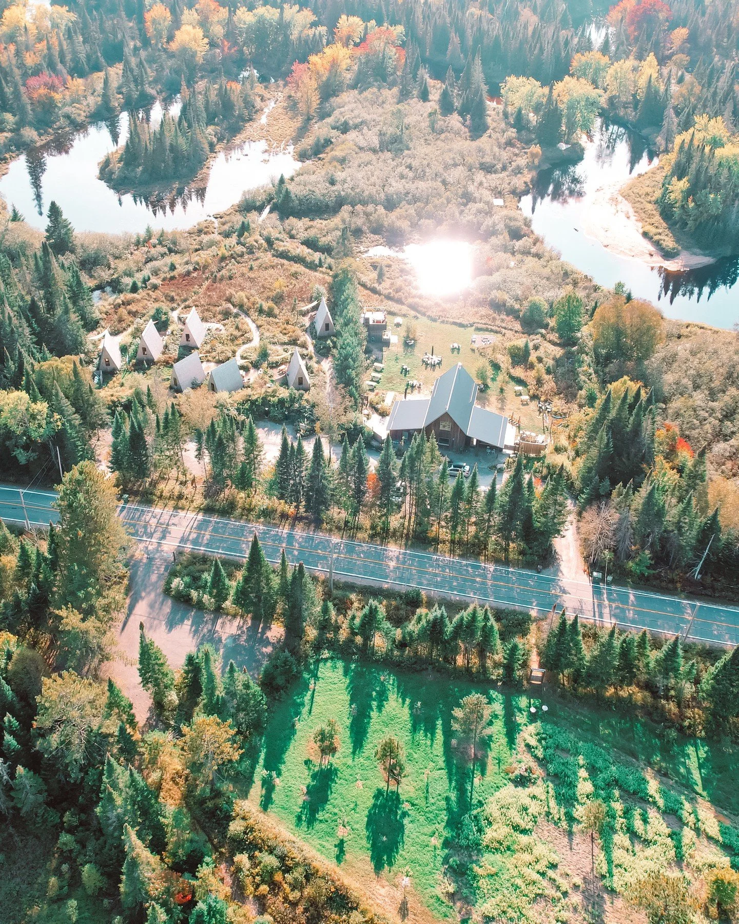 L&rsquo;automne &agrave; Farouche avec petit-d&eacute;jeuner 🥯🧇🥚 &agrave; la buvette maintenant inclus avec votre s&eacute;jour.⁠
🍂 Nos cabines vous offrent le confort d&rsquo;un refuge intime, au c&oelig;ur des montagnes enflamm&eacute;es de cou