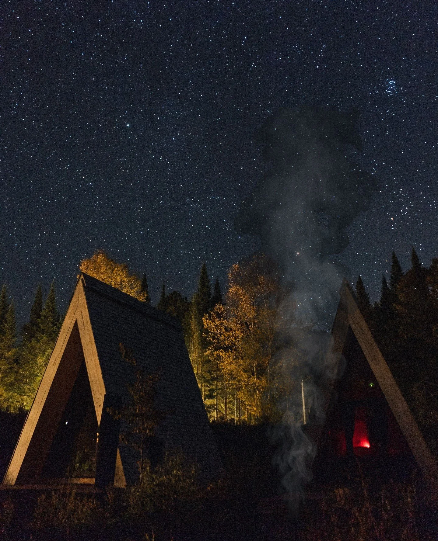 Une nuit &agrave; Farouche en automne. Feu qui cr&eacute;pite 🔥, brume du matin 🌫️, montagnes color&eacute;es 🌄. Luxe simple, nature grandiose. ✨⁠
⁠
A night in Farouche in autumn. Crackling fire 🔥, morning mist 🌫️, colorful mountains 🌄. Simple 